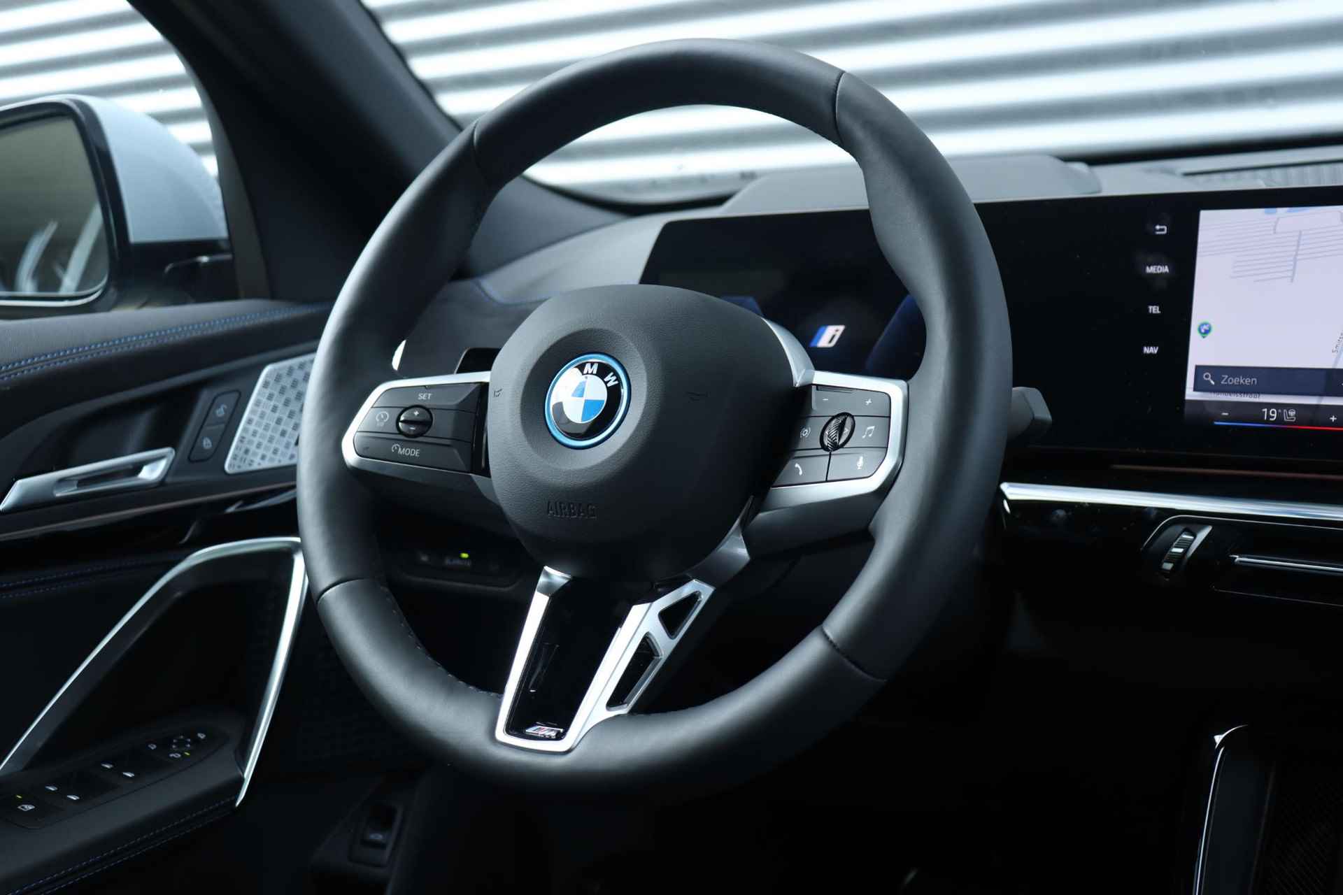 BMW iX2 xDrive30 | M Sportpakket Pro | Innovation Pack | Panodak | Harman Kardon | Head-Up | Trekhaak | 20'' LMV - 30/33