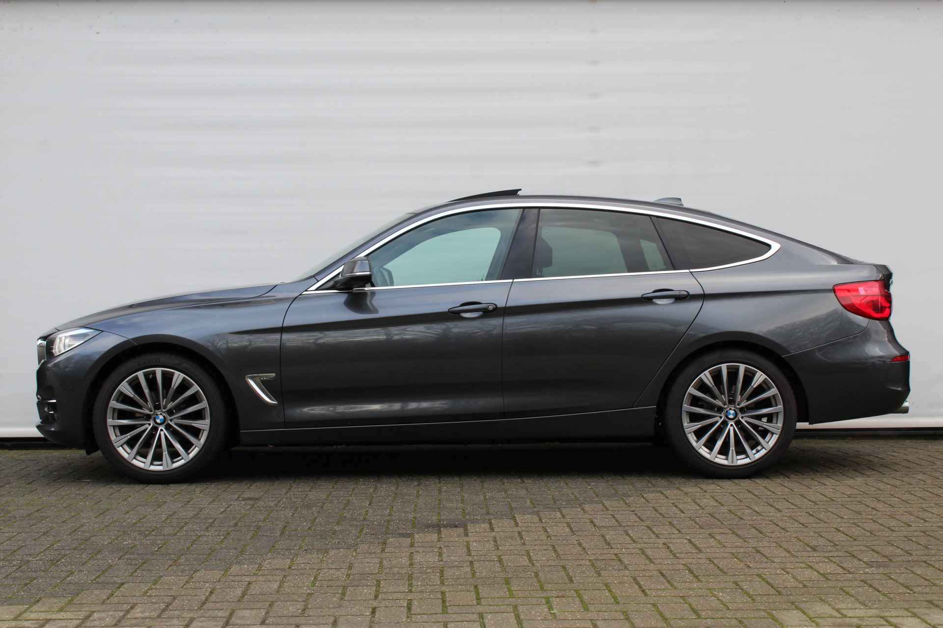 BMW 3-serie Gran Turismo 320i High Executive Luxury Line Automaat / Panoramadak / Achteruitrijcamera / Sportstoelen / LED / Stoelverwarming / Head-Up / Park Assistant / Lane Change Warning - 3/30