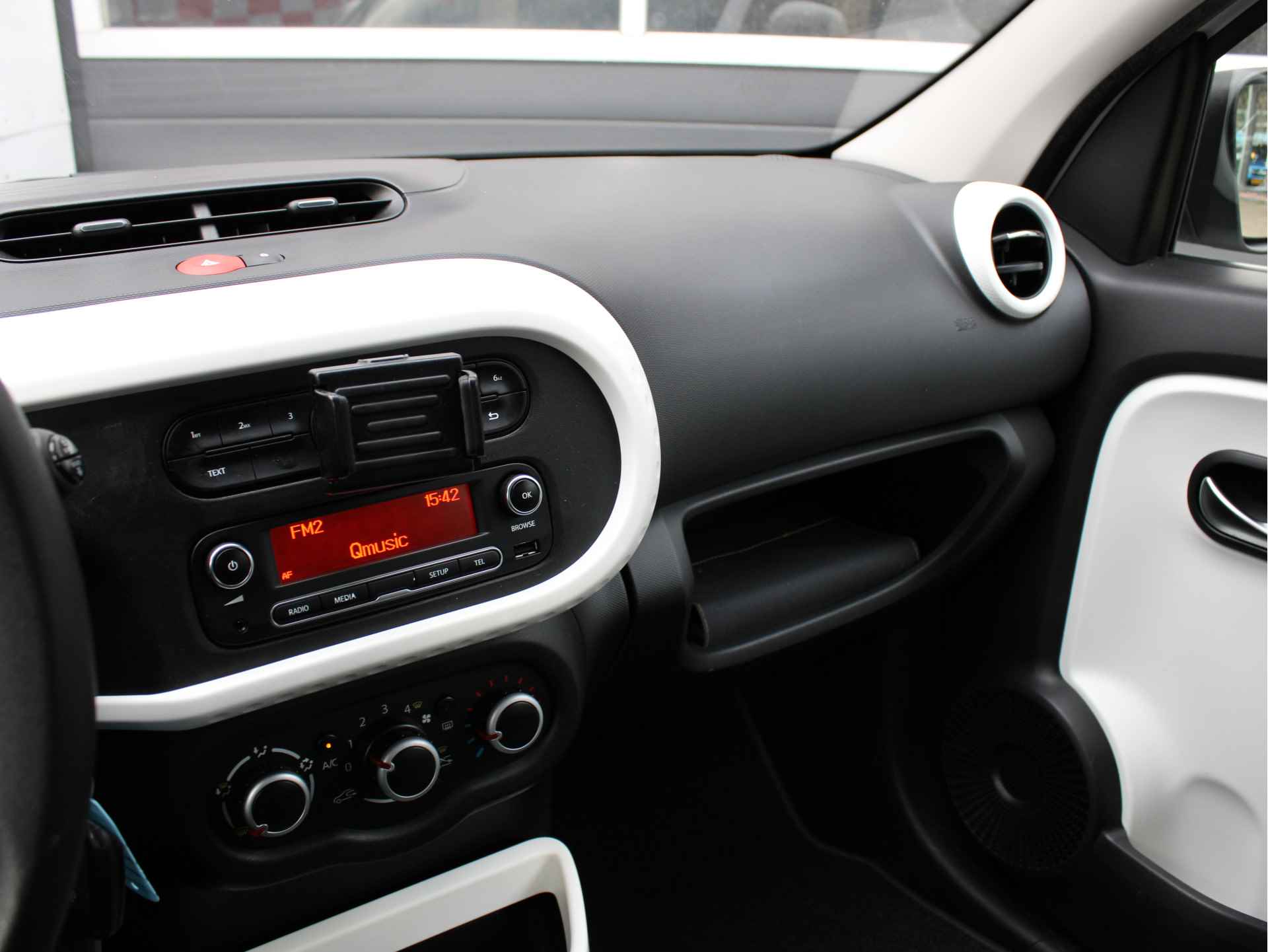 Renault Twingo 1.0 SCe Collection /AIRCO/Bluetooth/CV/Elek. ramen/USB + AUX/LED/ISOFIX/Snelheidsbegrenzer/NAP! 1e eig! - 9/38