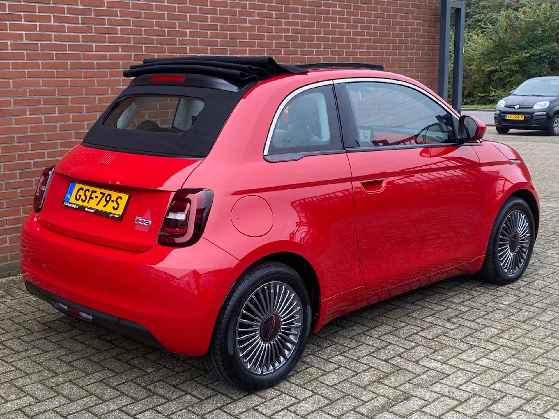 FIAT 500e CABRIO RED 42 KWH STOELVERWARMING NAV CRUISE CARPLAY DAB LMV - 17/21