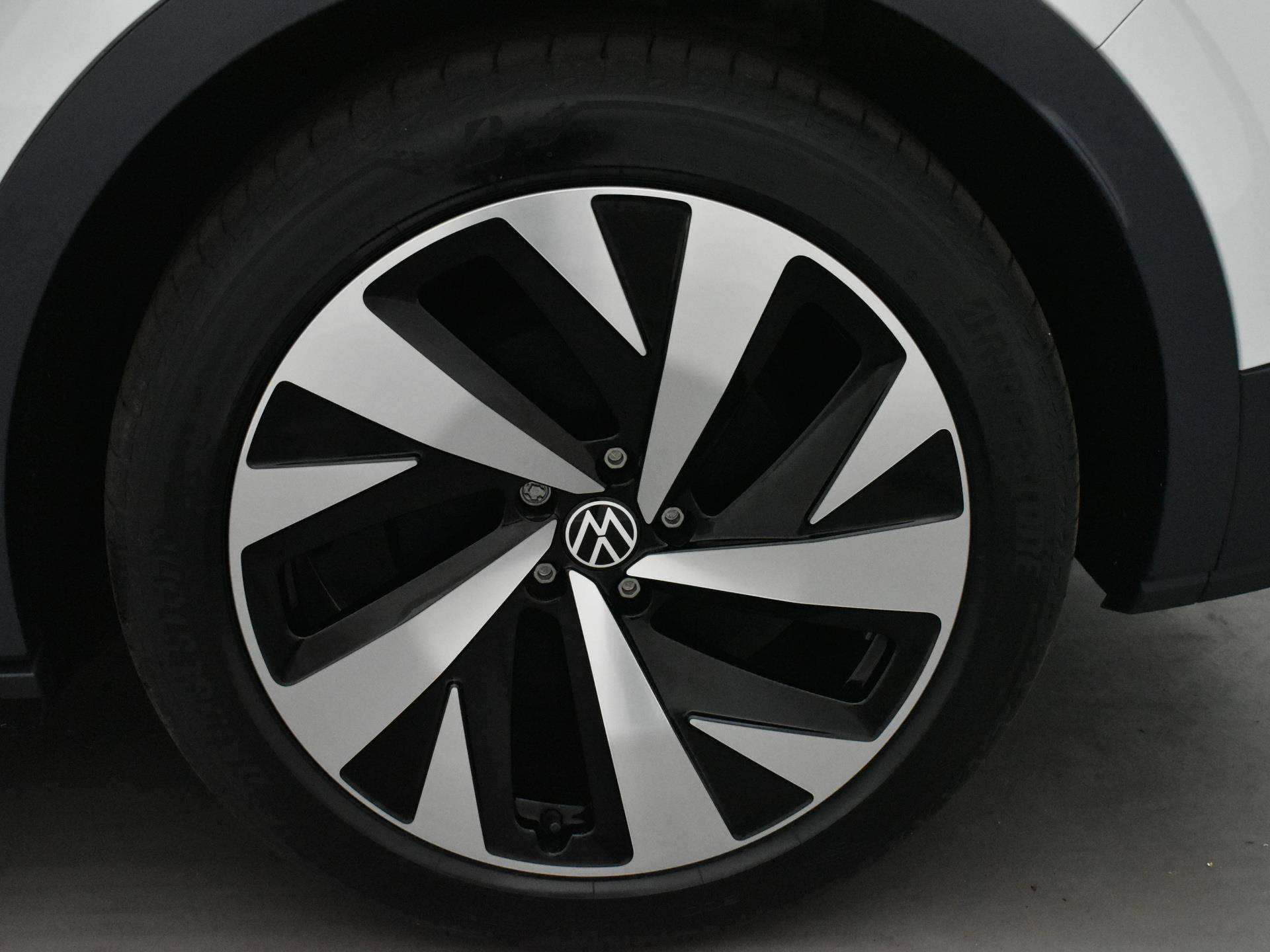 Volkswagen ID.4 First 77 kWh 204 PK [ Automaat | Warmtepomp | Navigatie | Apple carplay | Android auto | Parkeersensoren | Camera | Lichtmetalen velgen | Adaptive cruise control | Climate control | Stoelverwarming | Stuurverwarming | - 12/23
