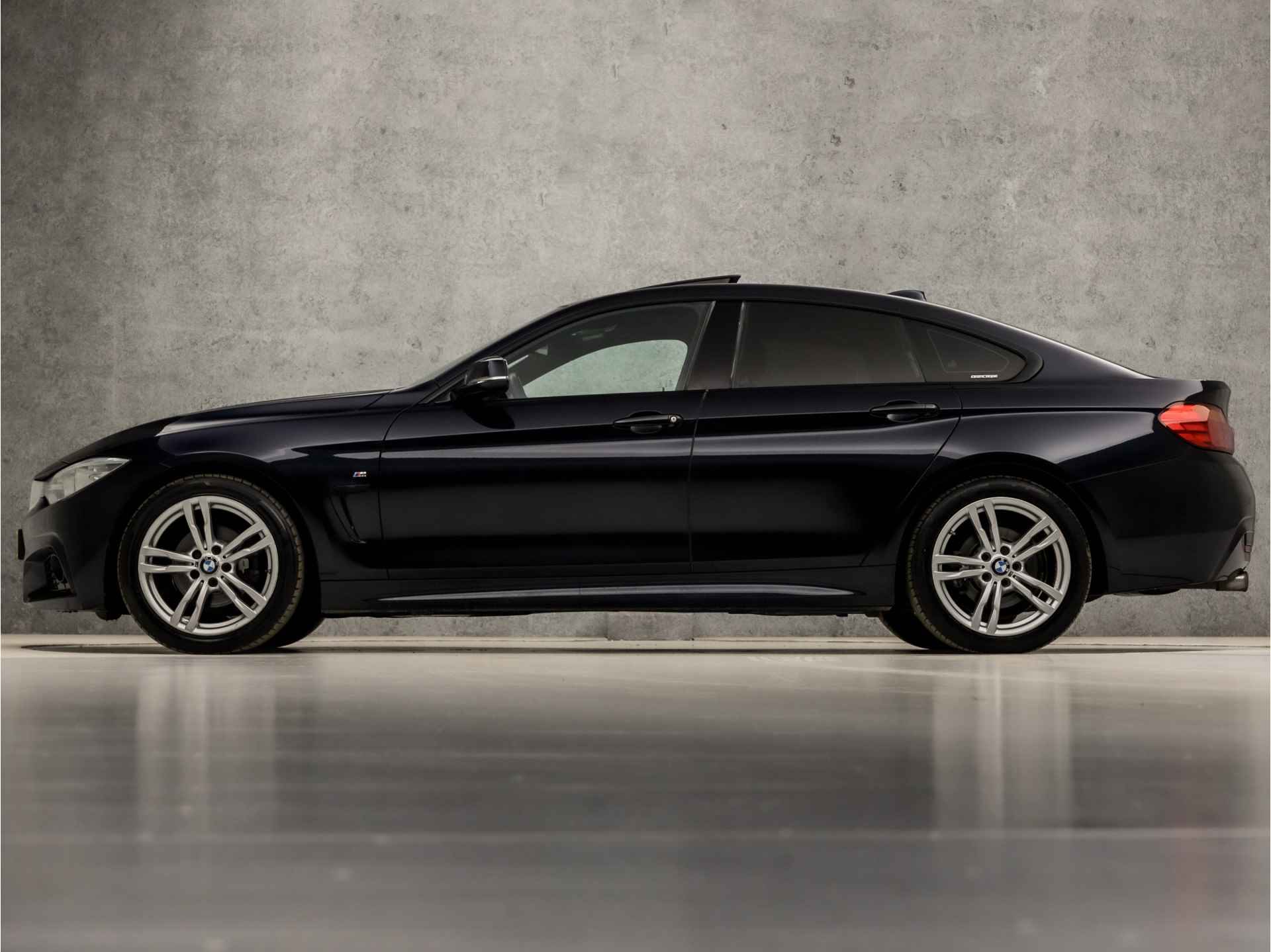 BMW 4 Serie Gran Coupé 420i Executive M Sport 184Pk Automaat (SCHUIFDAK, M PAKKET, NAVIGATIE, CLIMATE, STOELVERWARMING, LEDEREN SPORTSTOELEN, GETINT GLAS, PARKEERSENSOREN, CRUISE, NIEUWE APK, NIEUWSTAAT) - 2/38