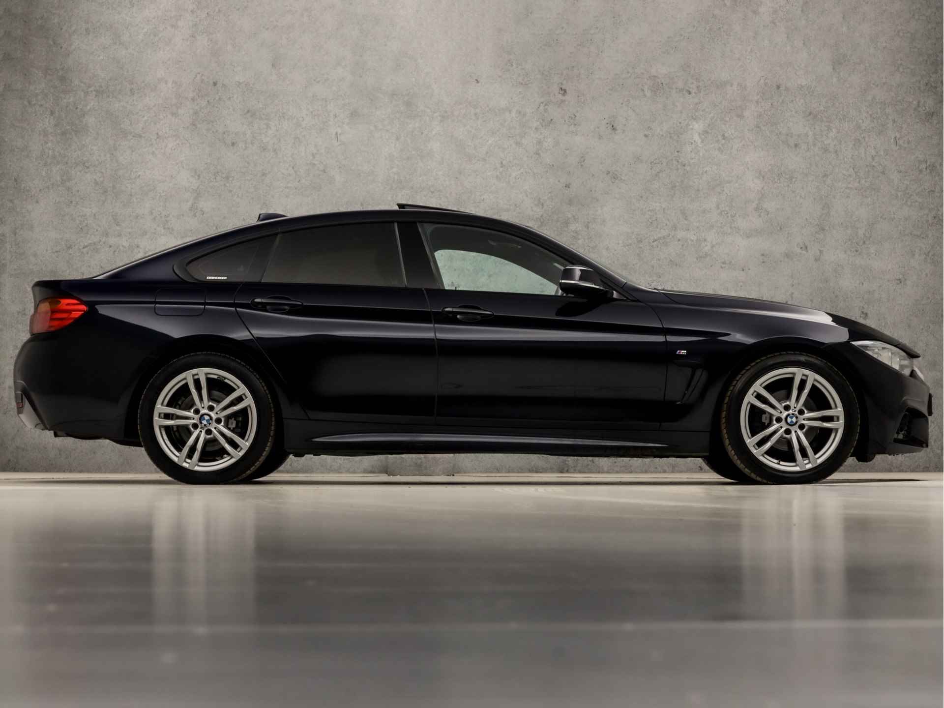 BMW 4 Serie Gran Coupé 420i Executive M Sport 184Pk Automaat (SCHUIFDAK, M PAKKET, NAVIGATIE, CLIMATE, STOELVERWARMING, LEDEREN SPORTSTOELEN, GETINT GLAS, PARKEERSENSOREN, CRUISE, NIEUWE APK, NIEUWSTAAT) - 4/38