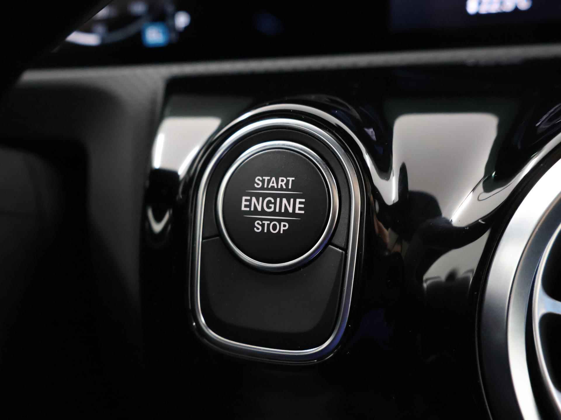 Mercedes-Benz A-Klasse 250e AMG Line | Panorama-schuifdak | Achteruitrijcamera | Sfeerverlichting | MULTIBEAM LED | Stoelverwarming - 24/41