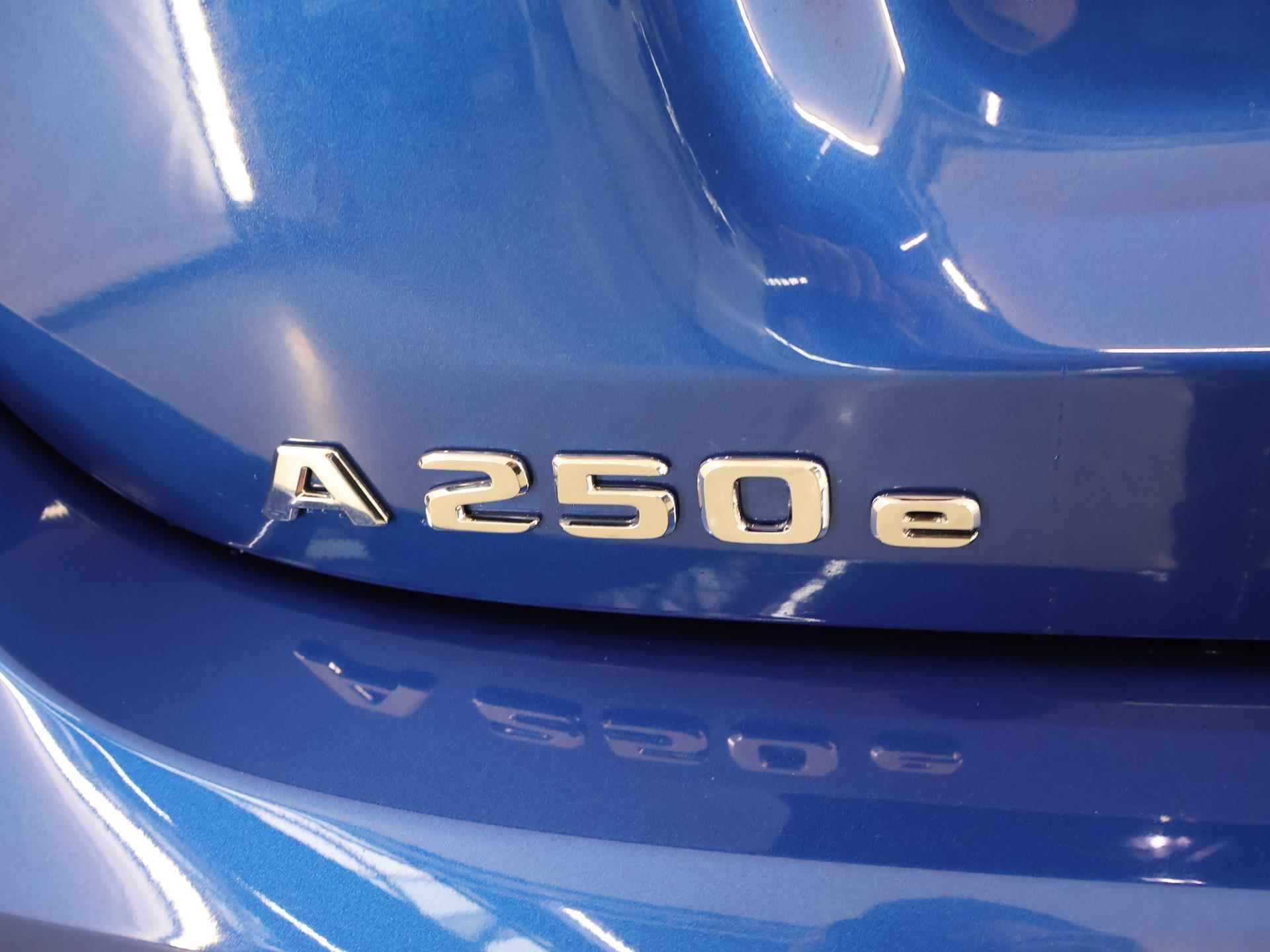 Mercedes-Benz A-Klasse 250e AMG Line | Panorama-schuifdak | Achteruitrijcamera | Sfeerverlichting | MULTIBEAM LED | Stoelverwarming - 30/41