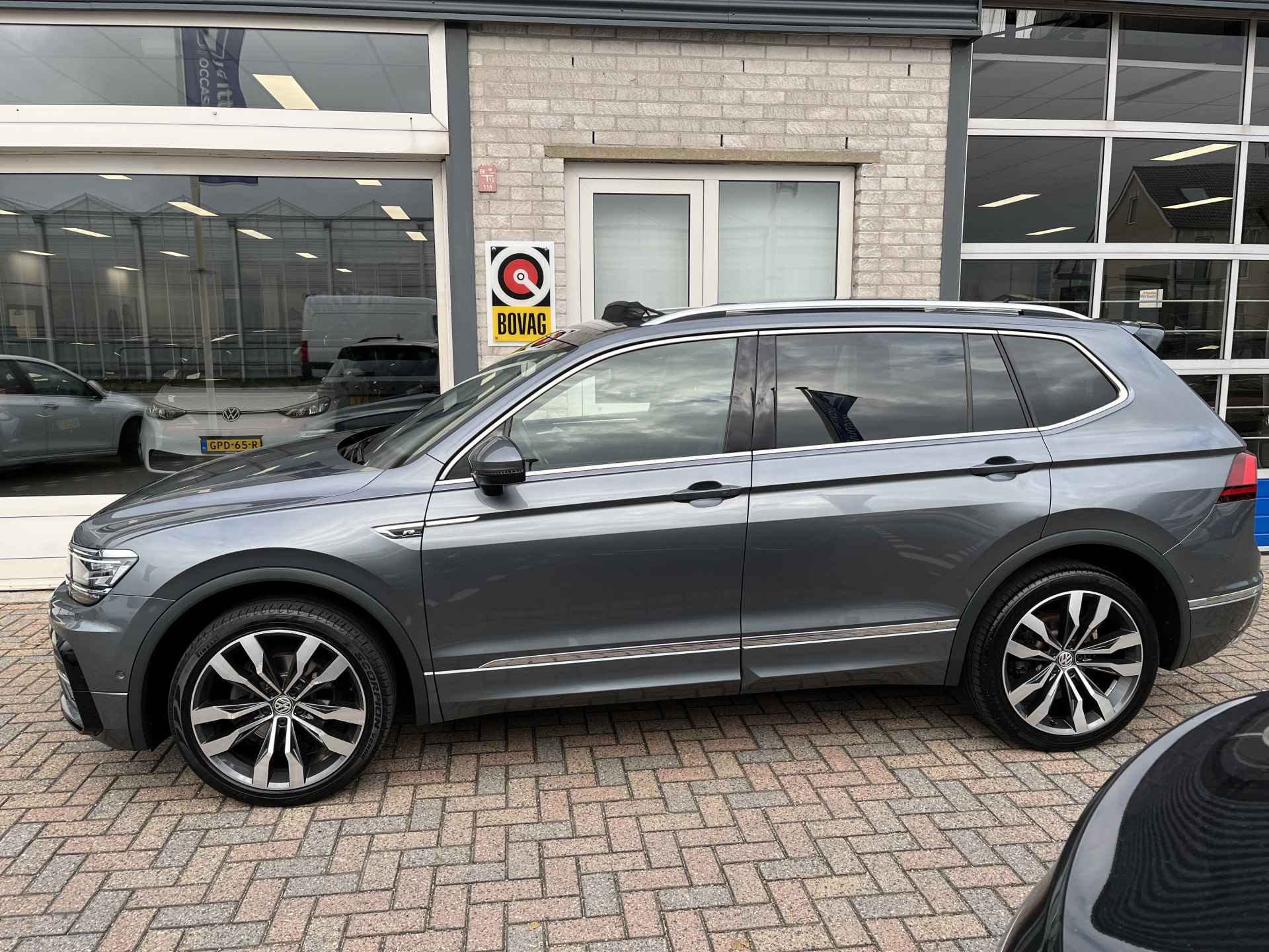 Volkswagen Tiguan Allspace 1.5 TSI R-Line 7p. / AUTOMAAT/ PANO/ 7-PERS/ TREKHAAK/ CAMERA/ PARK. SENSOREN/ ERGO ACTIVE/ LED/ KEYLESS/ DIGITAL DASHBOARD/ STOEL VERWARM./ ADAPT. CRUISE/ APP CONNECT/ NAVI/ CLIMA/ DAB/ - 3/56