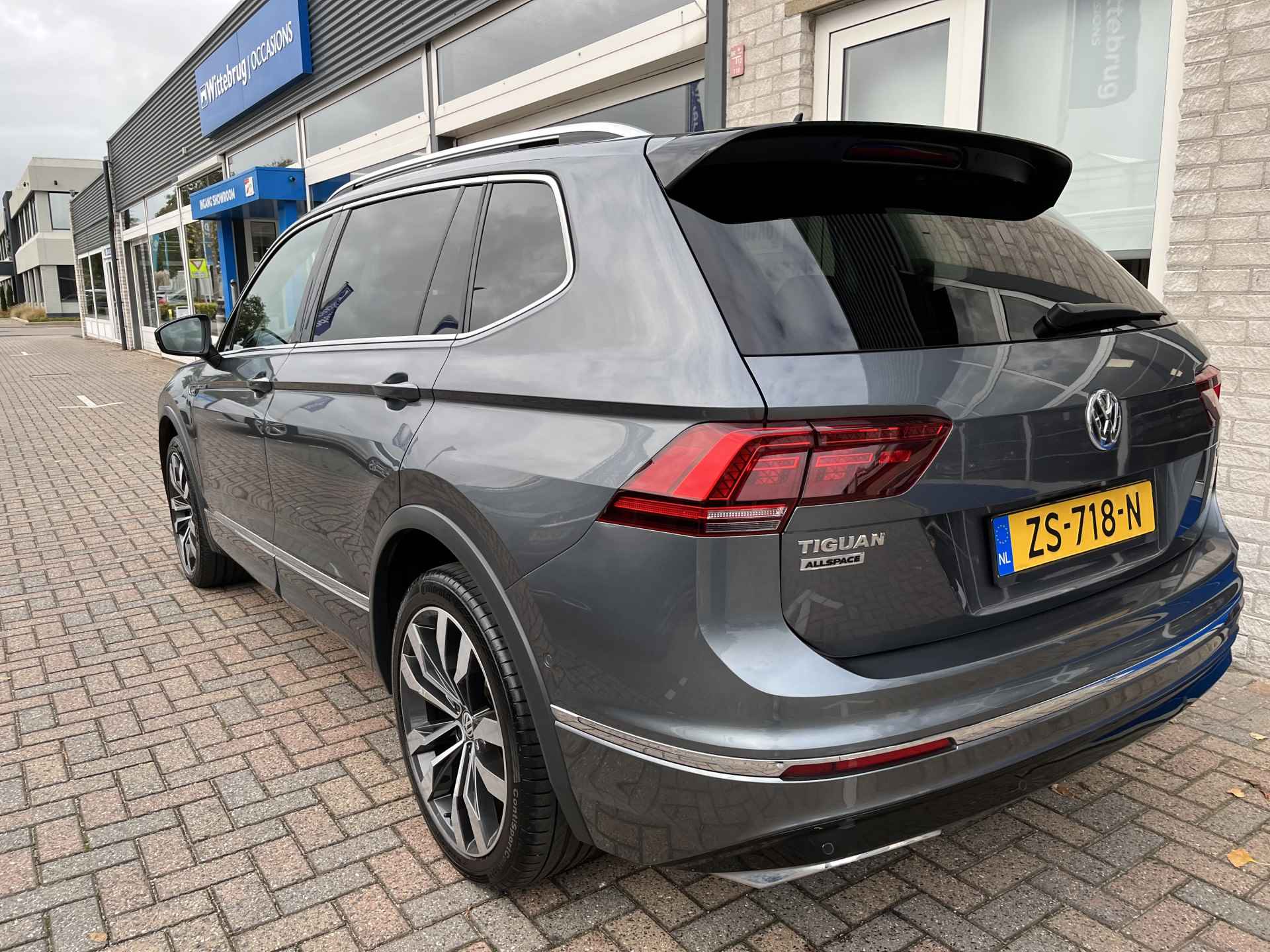 Volkswagen Tiguan Allspace 1.5 TSI R-Line 7p. / AUTOMAAT/ PANO/ 7-PERS/ TREKHAAK/ CAMERA/ PARK. SENSOREN/ ERGO ACTIVE/ LED/ KEYLESS/ DIGITAL DASHBOARD/ STOEL VERWARM./ ADAPT. CRUISE/ APP CONNECT/ NAVI/ CLIMA/ DAB/ - 6/56