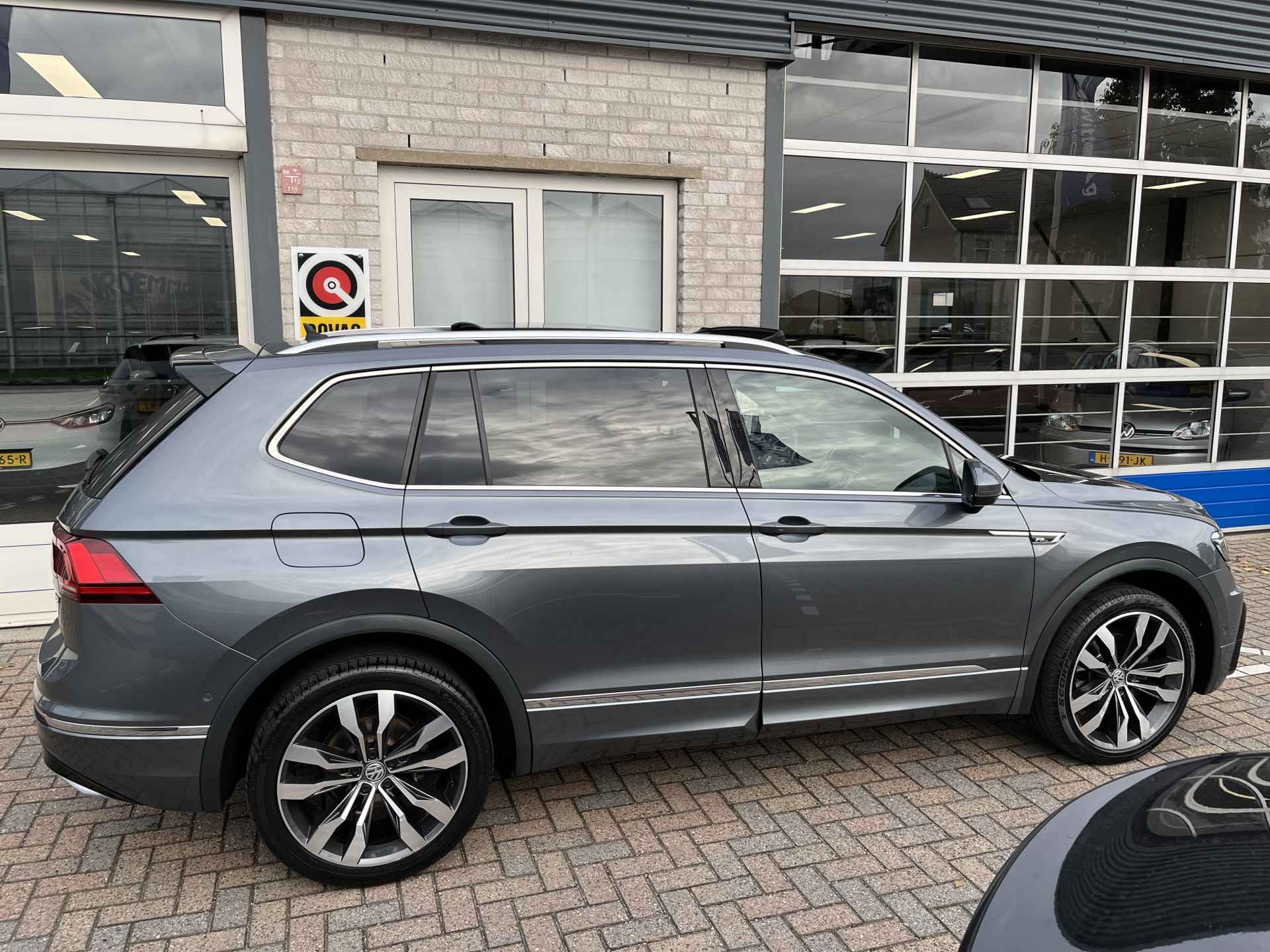 Volkswagen Tiguan Allspace 1.5 TSI R-Line 7p. / AUTOMAAT/ PANO/ 7-PERS/ TREKHAAK/ CAMERA/ PARK. SENSOREN/ ERGO ACTIVE/ LED/ KEYLESS/ DIGITAL DASHBOARD/ STOEL VERWARM./ ADAPT. CRUISE/ APP CONNECT/ NAVI/ CLIMA/ DAB/ - 50/56