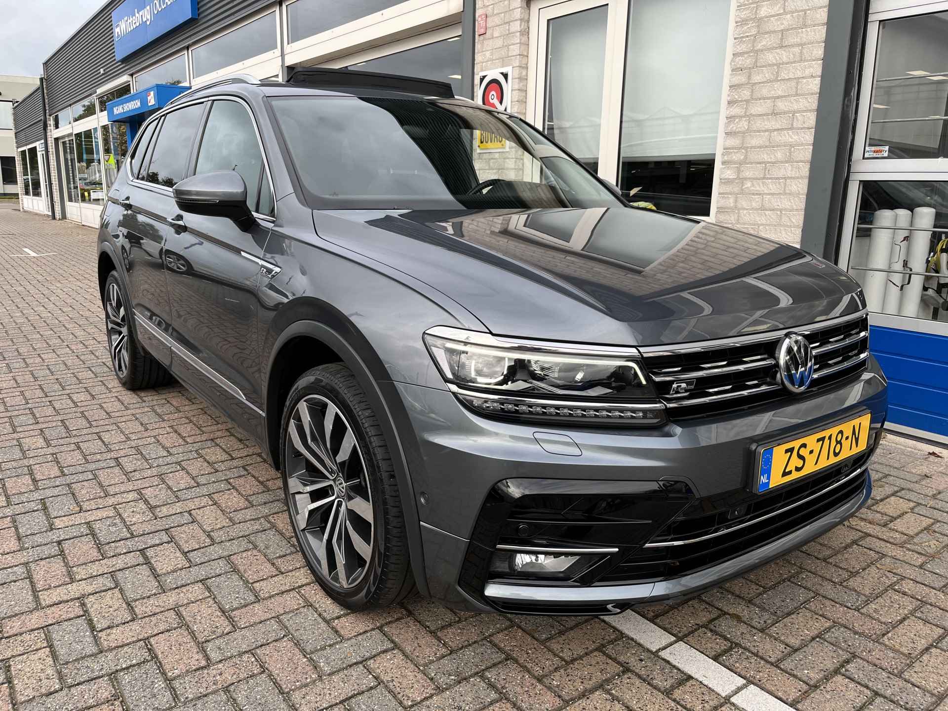 Volkswagen Tiguan Allspace 1.5 TSI R-Line 7p. / AUTOMAAT/ PANO/ 7-PERS/ TREKHAAK/ CAMERA/ PARK. SENSOREN/ ERGO ACTIVE/ LED/ KEYLESS/ DIGITAL DASHBOARD/ STOEL VERWARM./ ADAPT. CRUISE/ APP CONNECT/ NAVI/ CLIMA/ DAB/ - 51/56