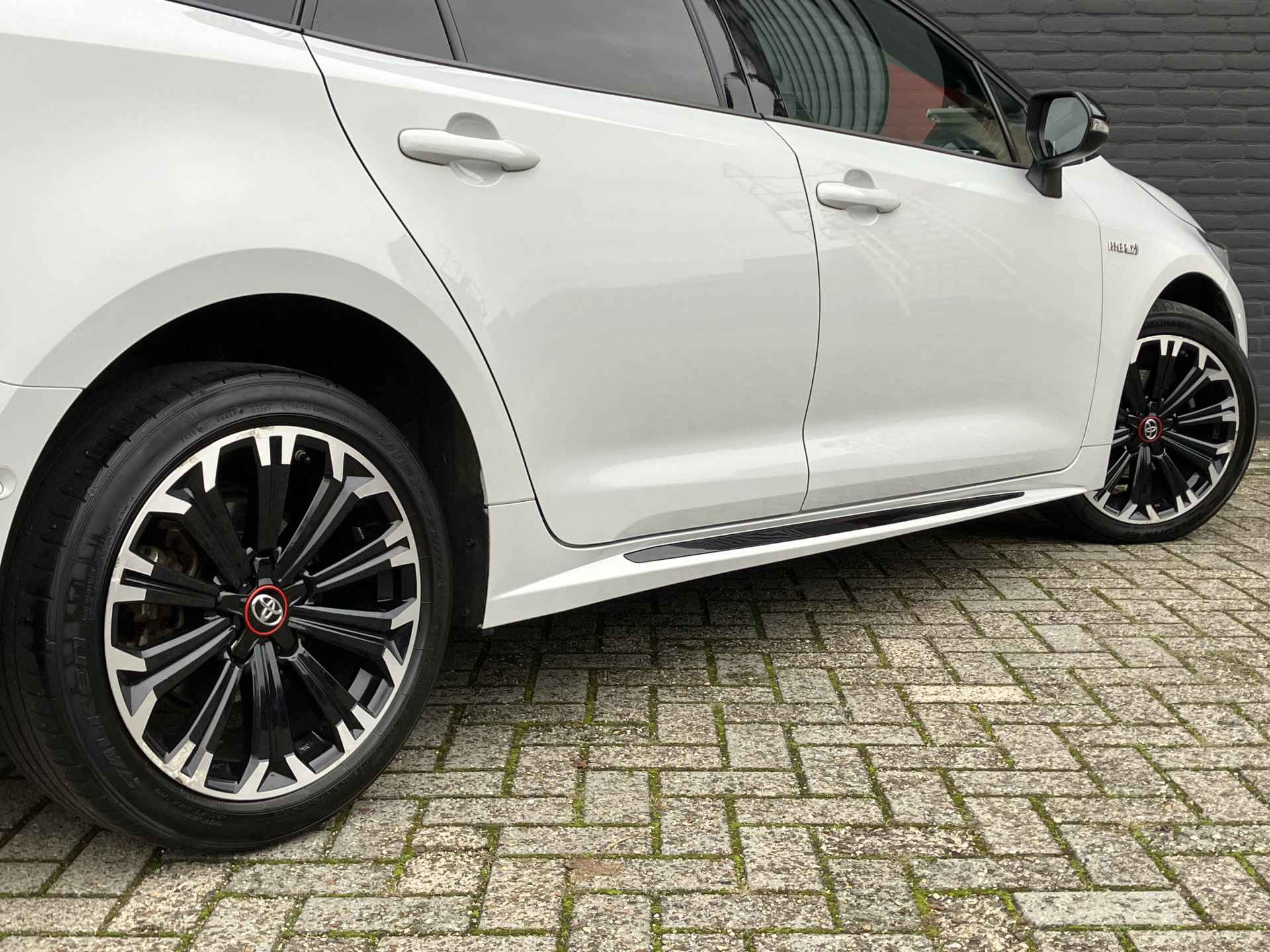 Toyota Corolla Touring Sports 1.8 Hybrid GR-Sport AUT. | 1e eigenaar | dealer onderhouden | two tone metallic | apple carplay | sportstoelen - 11/41