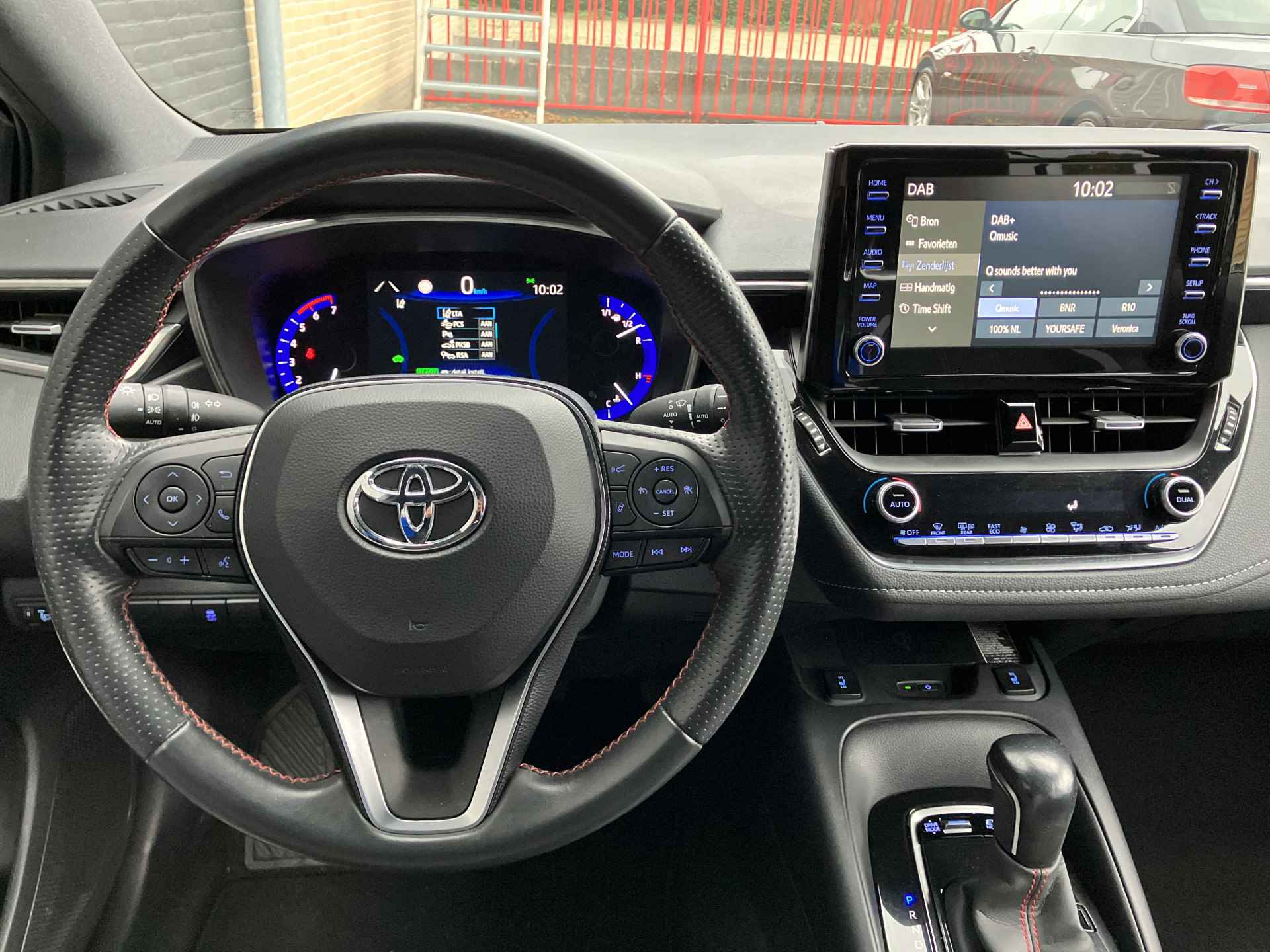 Toyota Corolla Touring Sports 1.8 Hybrid GR-Sport AUT. | 1e eigenaar | dealer onderhouden | two tone metallic | apple carplay | sportstoelen - 24/41