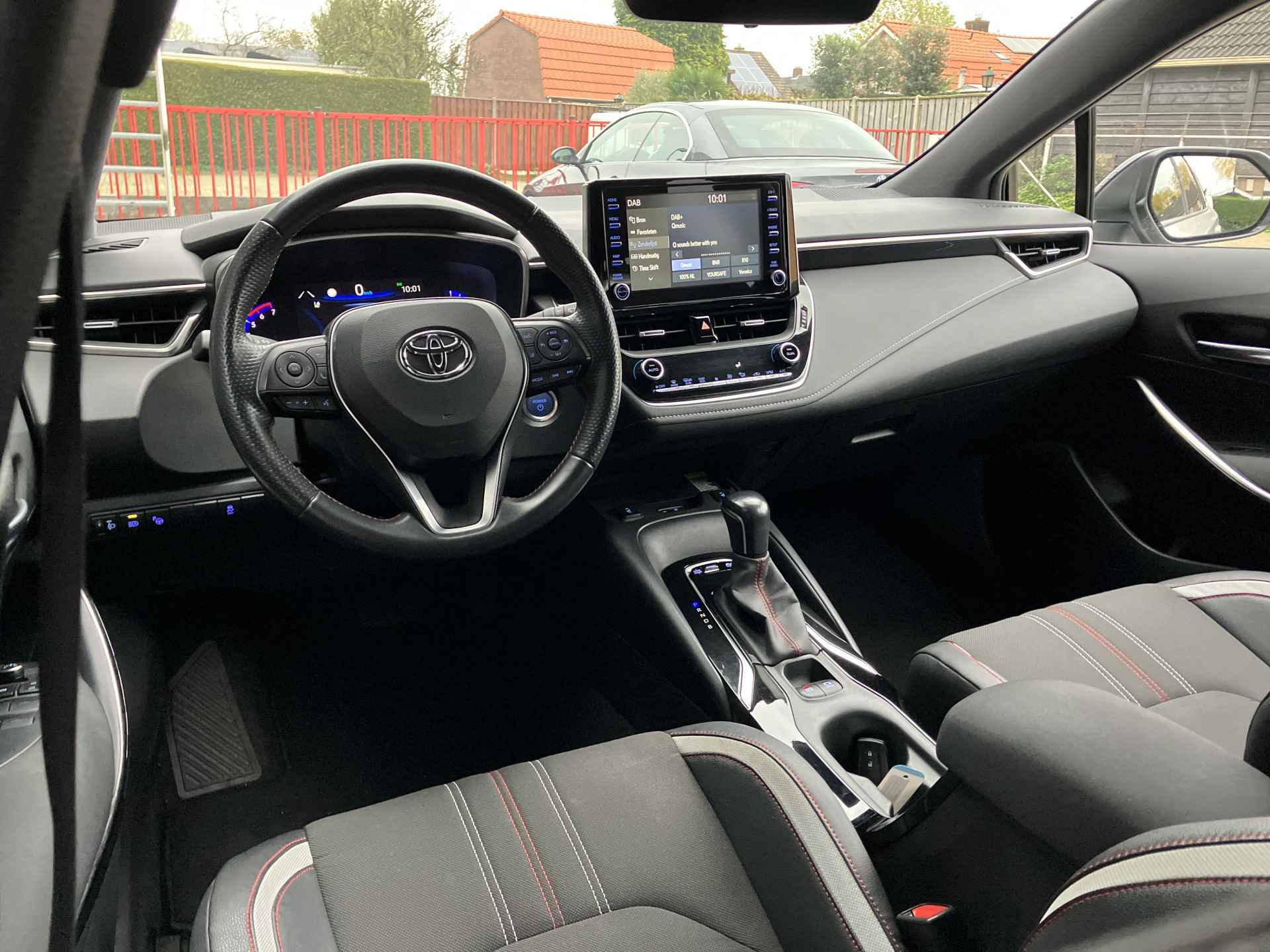 Toyota Corolla Touring Sports 1.8 Hybrid GR-Sport AUT. | 1e eigenaar | dealer onderhouden | two tone metallic | apple carplay | sportstoelen - 17/41