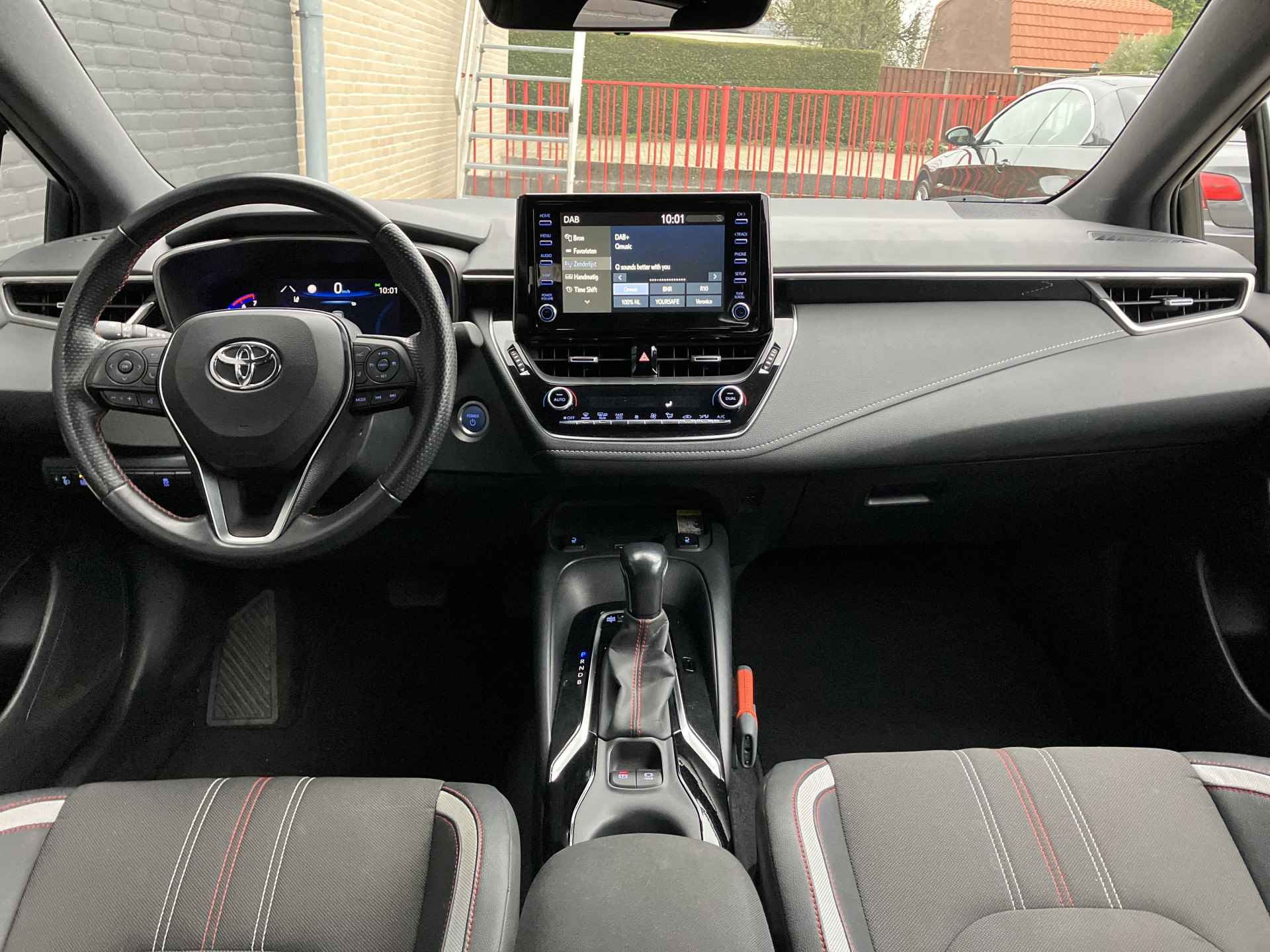 Toyota Corolla Touring Sports 1.8 Hybrid GR-Sport AUT. | 1e eigenaar | dealer onderhouden | two tone metallic | apple carplay | sportstoelen - 18/41