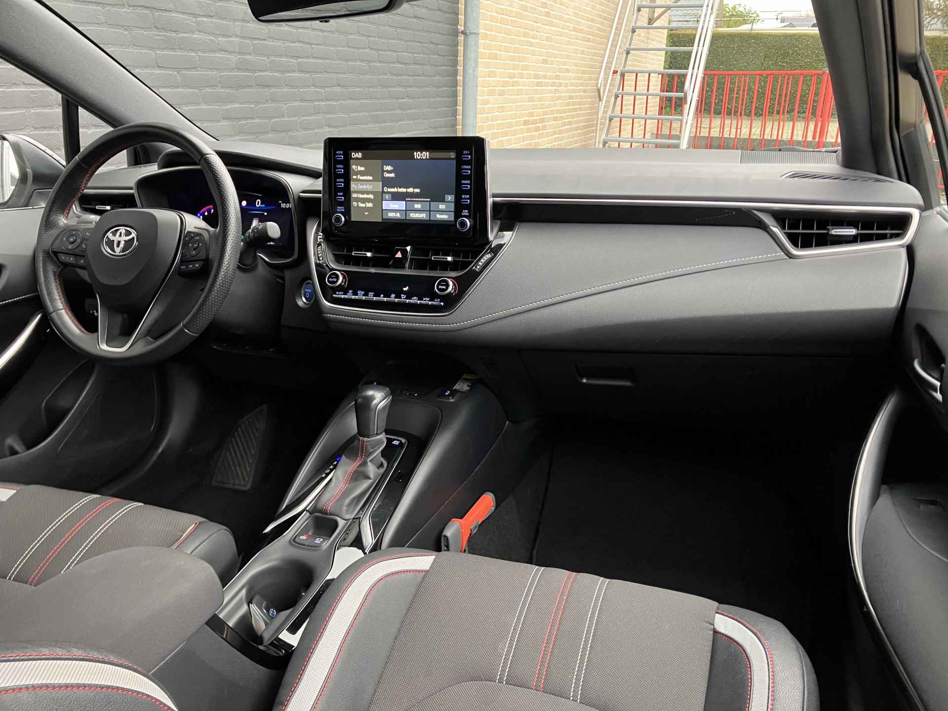 Toyota Corolla Touring Sports 1.8 Hybrid GR-Sport AUT. | 1e eigenaar | dealer onderhouden | two tone metallic | apple carplay | sportstoelen - 19/41