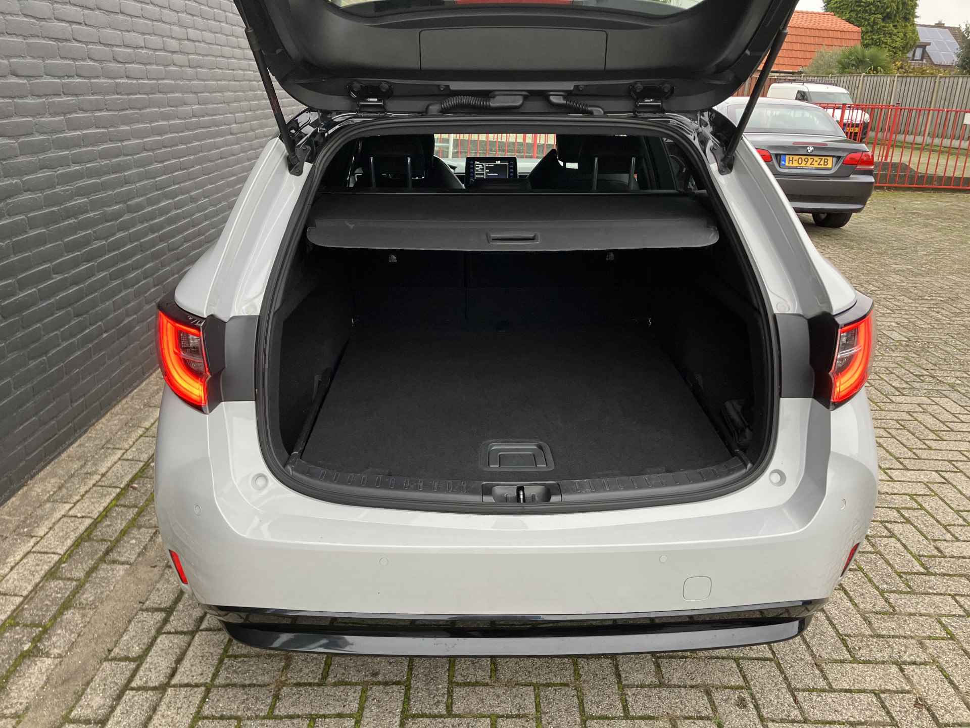 Toyota Corolla Touring Sports 1.8 Hybrid GR-Sport AUT. | 1e eigenaar | dealer onderhouden | two tone metallic | apple carplay | sportstoelen - 23/41