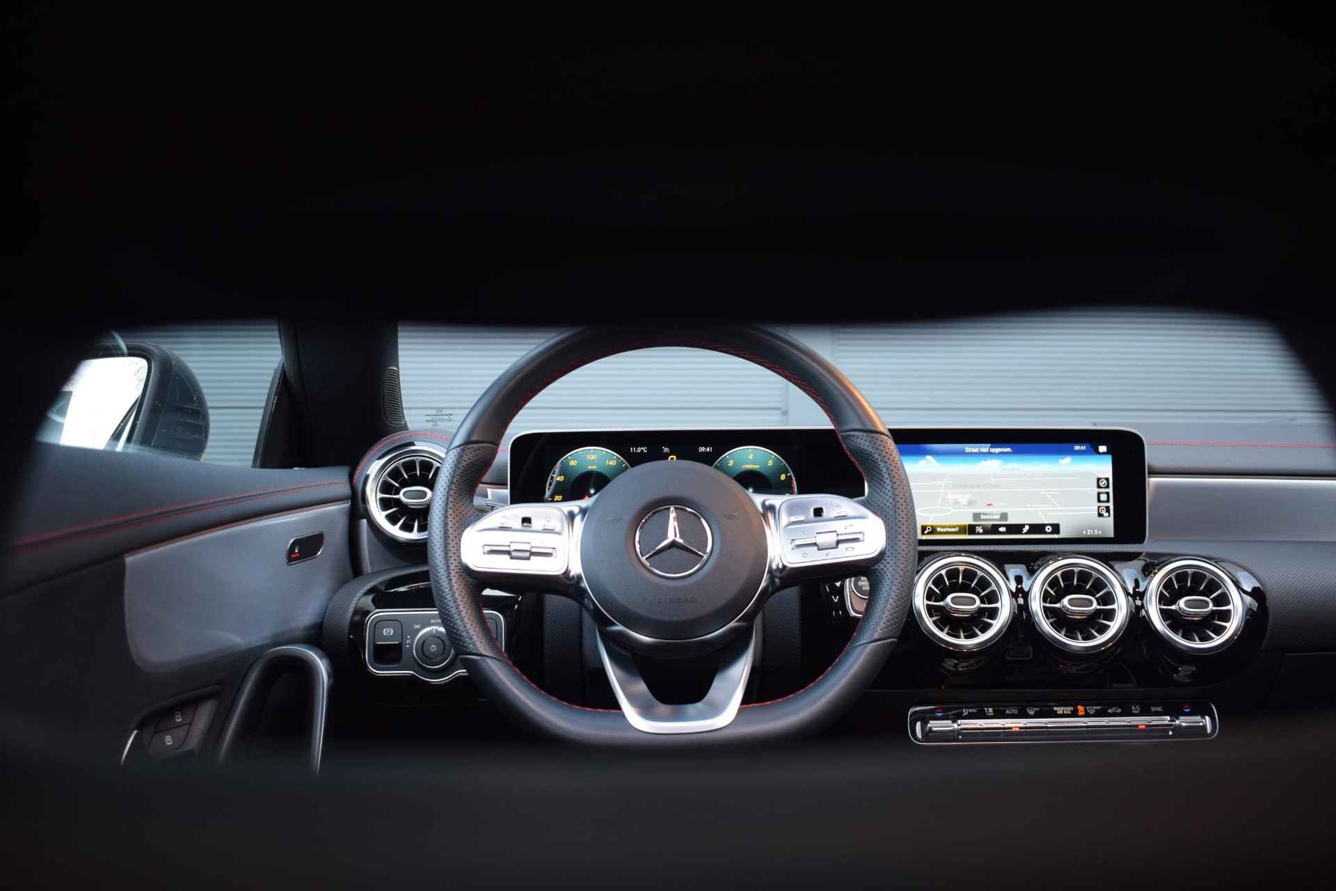 Mercedes-Benz CLA-klasse Shooting Brake 200 Business Solution AMG / Widescreen / Pano / Stoelverwarming - 7/67