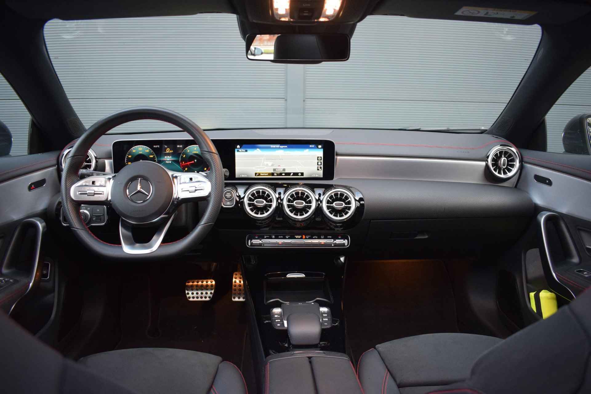 Mercedes-Benz CLA-klasse Shooting Brake 200 Business Solution AMG / Widescreen / Pano / Stoelverwarming - 19/67