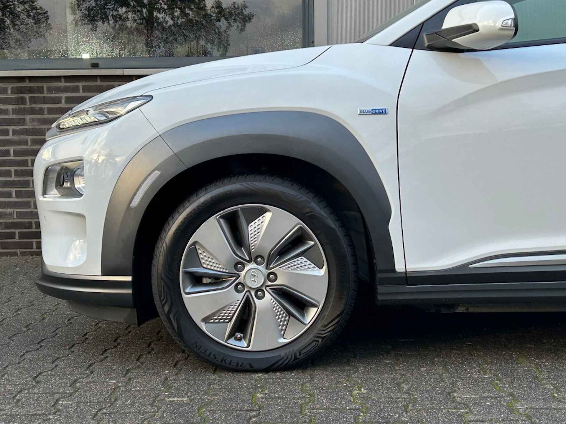 HYUNDAI Kona EV Premium 64kWh - Open Dak - Dodehoeksensor - Stoelventilatie - 12/24