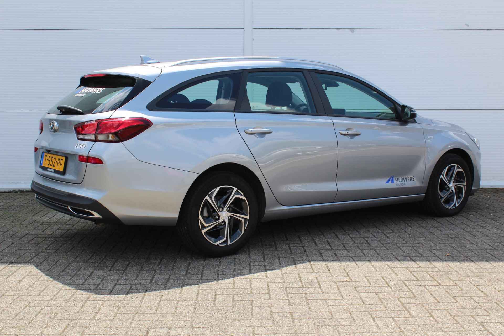 Hyundai i30 Wagon 1.0 T-GDi MHEV Comfort Smart AUTOMAAT / Navigatie + Apple Carplay/Android Auto / Climate Control / Cruise Control / Keyless Entry & Start / Achteruitrijcamera / - 3/42