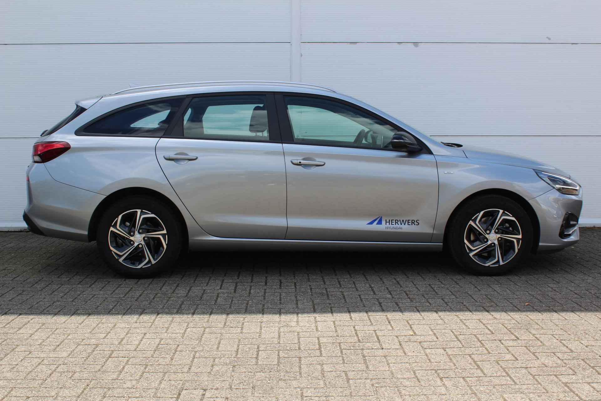 Hyundai i30 Wagon 1.0 T-GDi MHEV Comfort Smart AUTOMAAT / Navigatie + Apple Carplay/Android Auto / Climate Control / Cruise Control / Keyless Entry & Start / Achteruitrijcamera / - 16/42