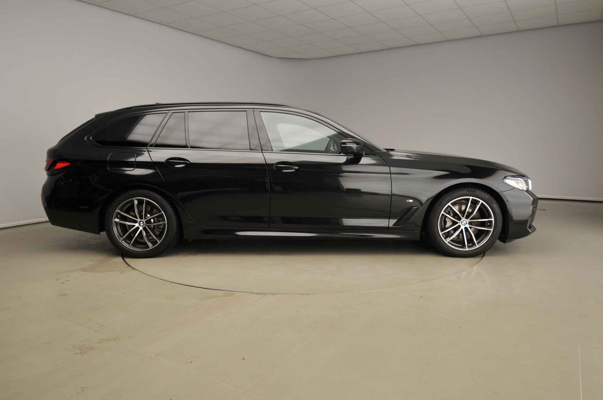 BMW 5 Serie Touring 530d | M-Sportpakket | Laserlicht | Leder | HUD | Schuifdak | Standkachel | Comfortzetels | DAB | Hifi speakers | Alu 19 inch - 5/53