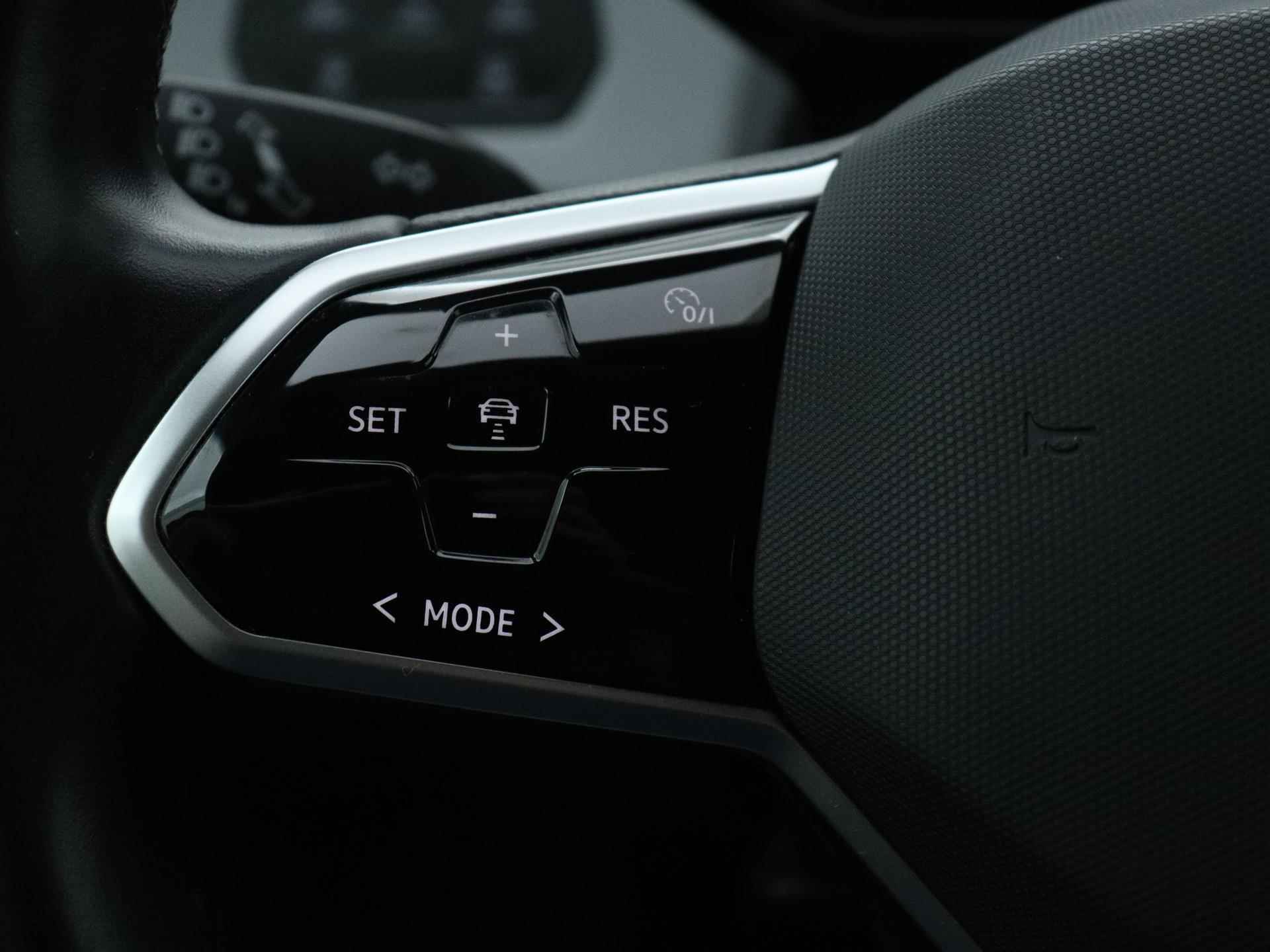 Volkswagen ID.3 First Plus 58 kWh 204 PK | Automaat | Navigatie | Camera | Adaptive Cruise Control | Climate Control | Stoelverwarming | Parkeersensoren | LED | Lichtmetalen velgen | Privacy glass | - 10/22