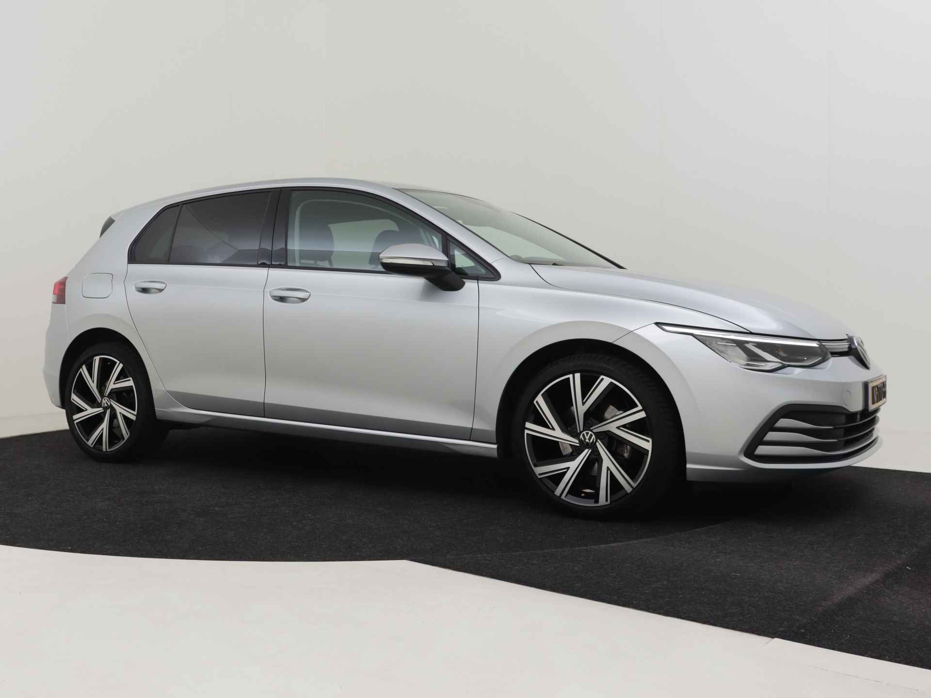 Volkswagen Golf 1.5 TSI 131pk Life | Airco | Apple Carplay/Android Auto | Adaptive cruise control | DAB-radio | Ledverlichting | Navigatie | 18" - 25/42