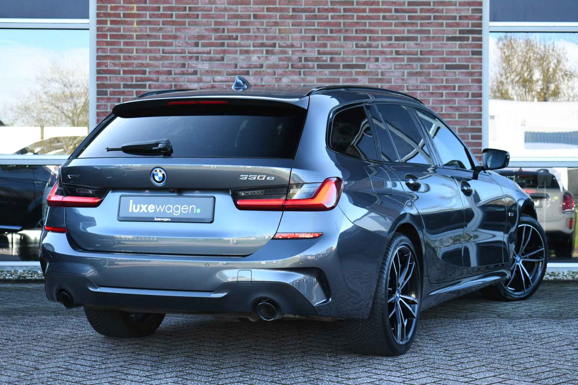 BMW 3 Serie Touring 330e xDrive M-Sport Pano ACC HUD Laser 19inch - 2/80