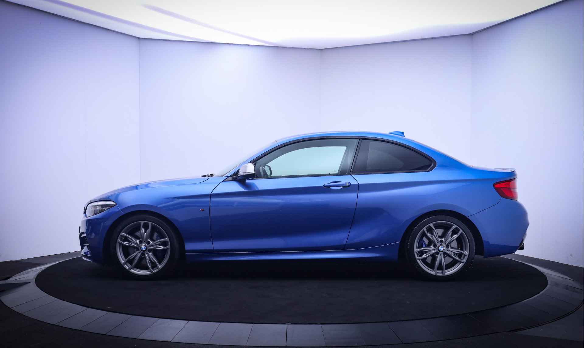 BMW 2 Serie Coupé M240iA High Executive 1E EIG! FULL LED/DAKOTA LEDER/NAVI/DAB+/CLIMA/CRUISE/STOELVERW./PDC/LMV 18'' - 12/26