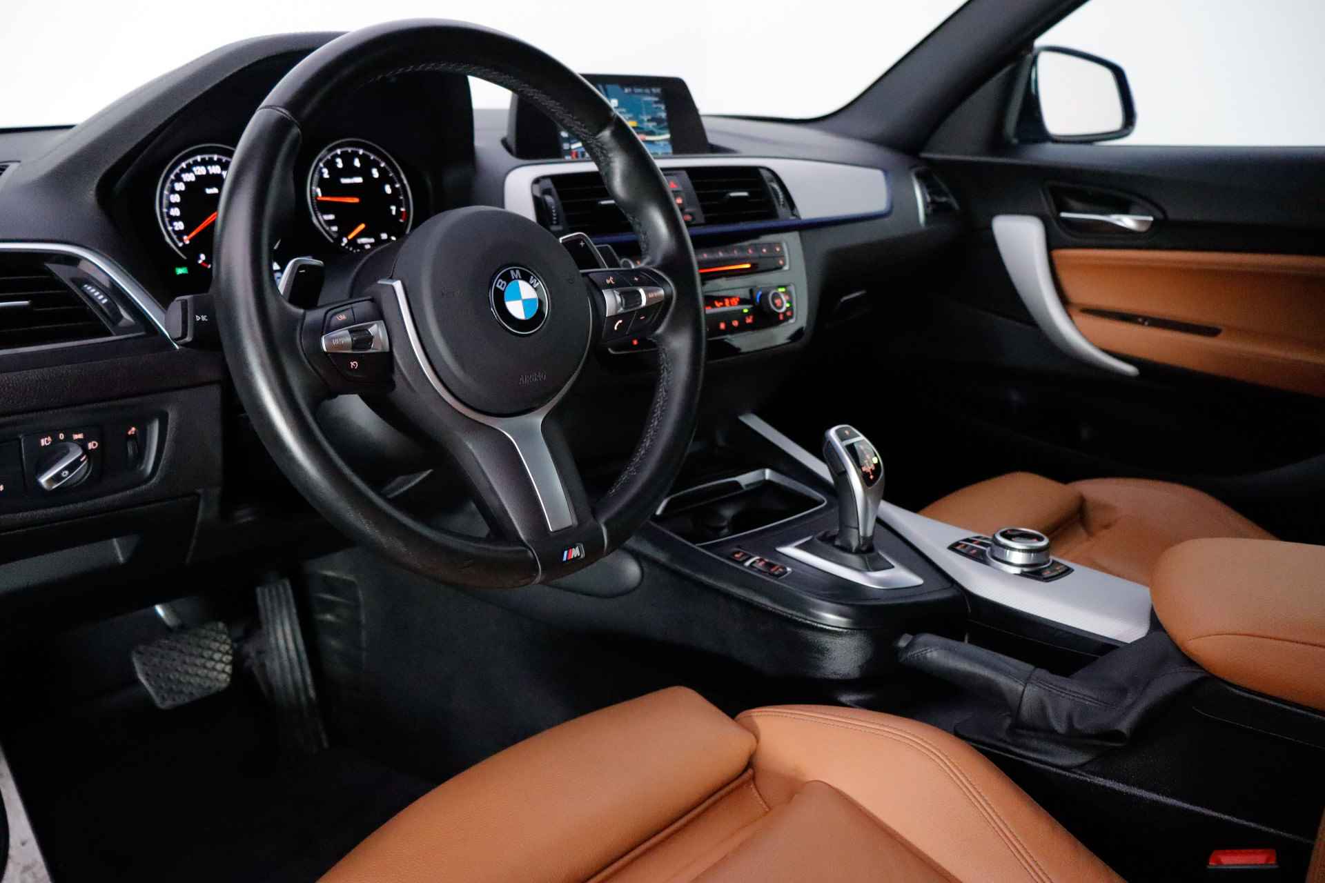 BMW 2 Serie Coupé M240iA High Executive 1E EIG! FULL LED/DAKOTA LEDER/NAVI/DAB+/CLIMA/CRUISE/STOELVERW./PDC/LMV 18'' - 16/26