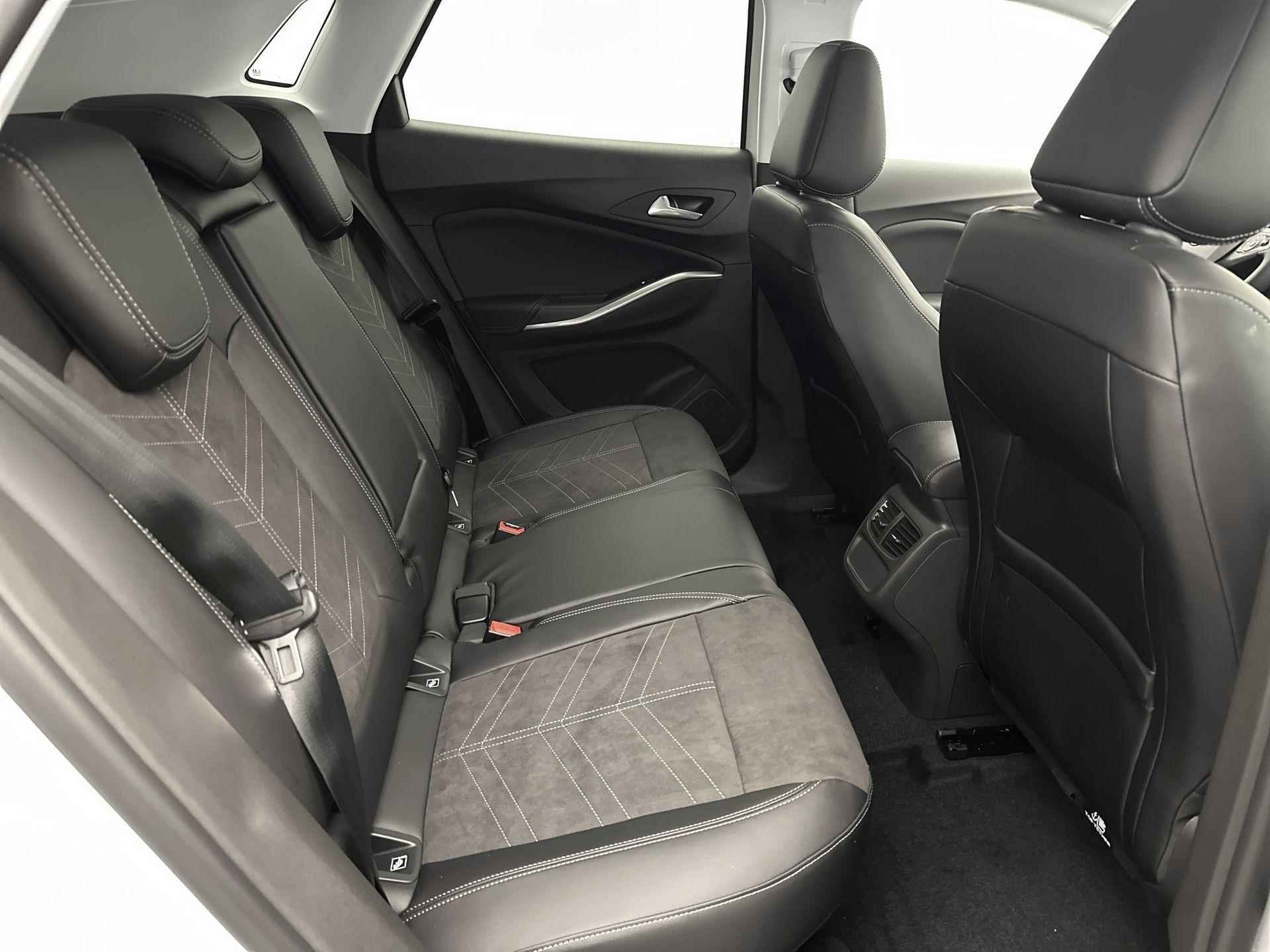 Opel Grandland SUV GS Advanced 130 pk | Navigatie | Rondomzicht Camera | Voorstoelen Verwarmd | Alcantara Bekleding | Keyless Entry/Start | Elektrische Achterklep met Sensor | Dodehoek Detectie | Matrix LED Koplampen | 19" Lichtmetalen Velgen | Apple Carplay/Android Auto | - 14/34