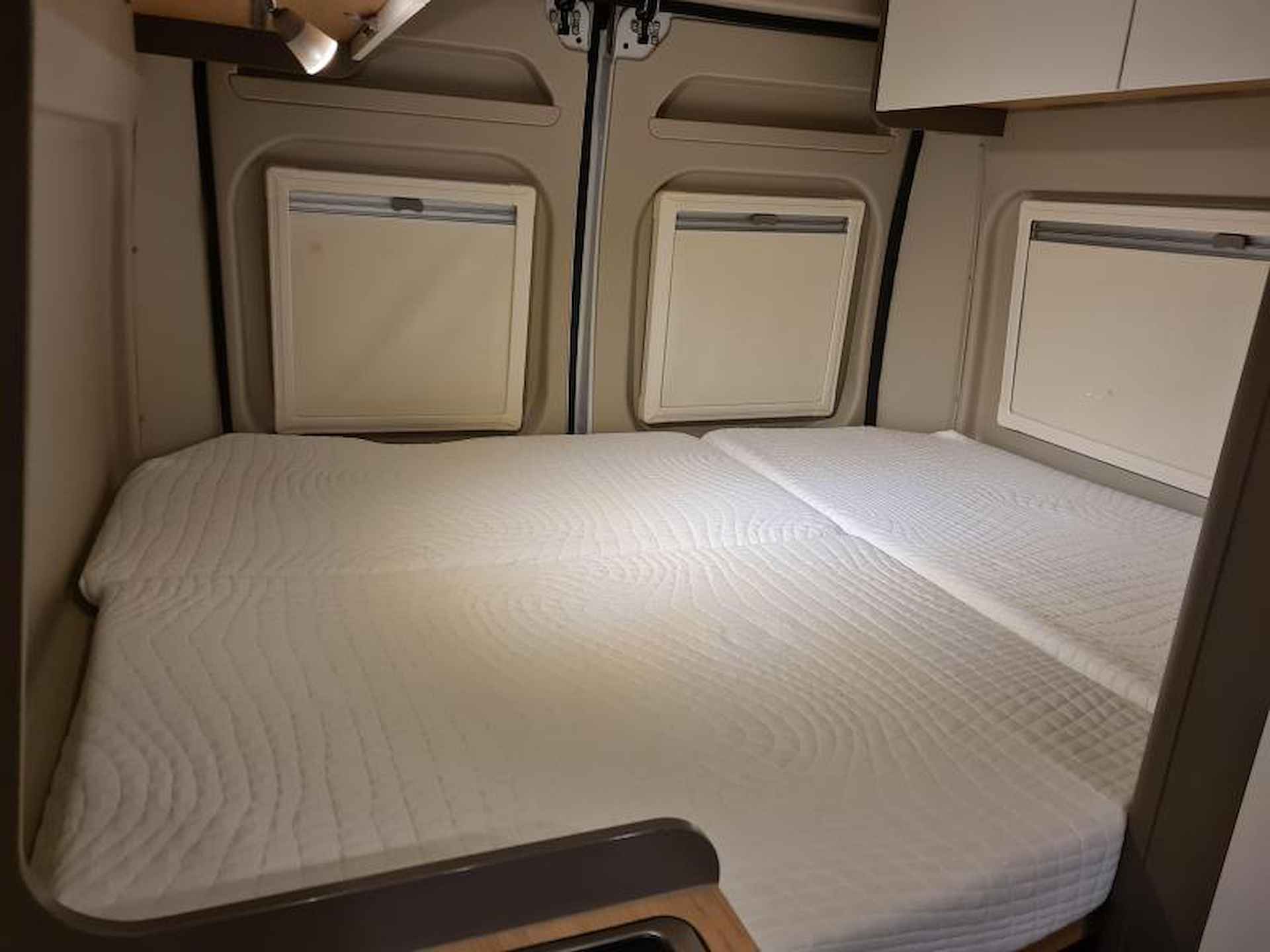 LMC Innovan 600  Dwarsbed/Nieuwstaat - 18/25