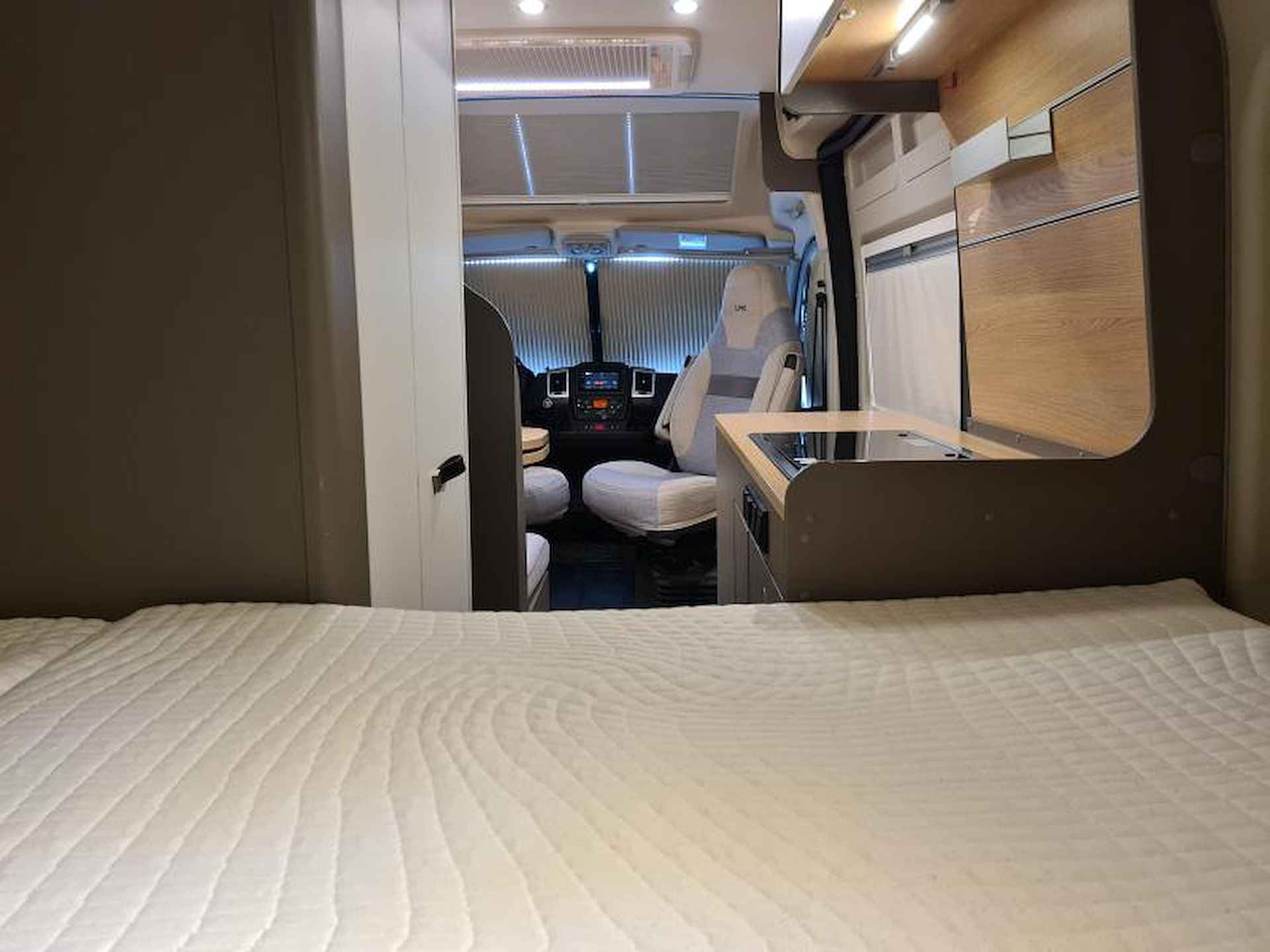 LMC Innovan 600  Dwarsbed/Nieuwstaat - 19/25