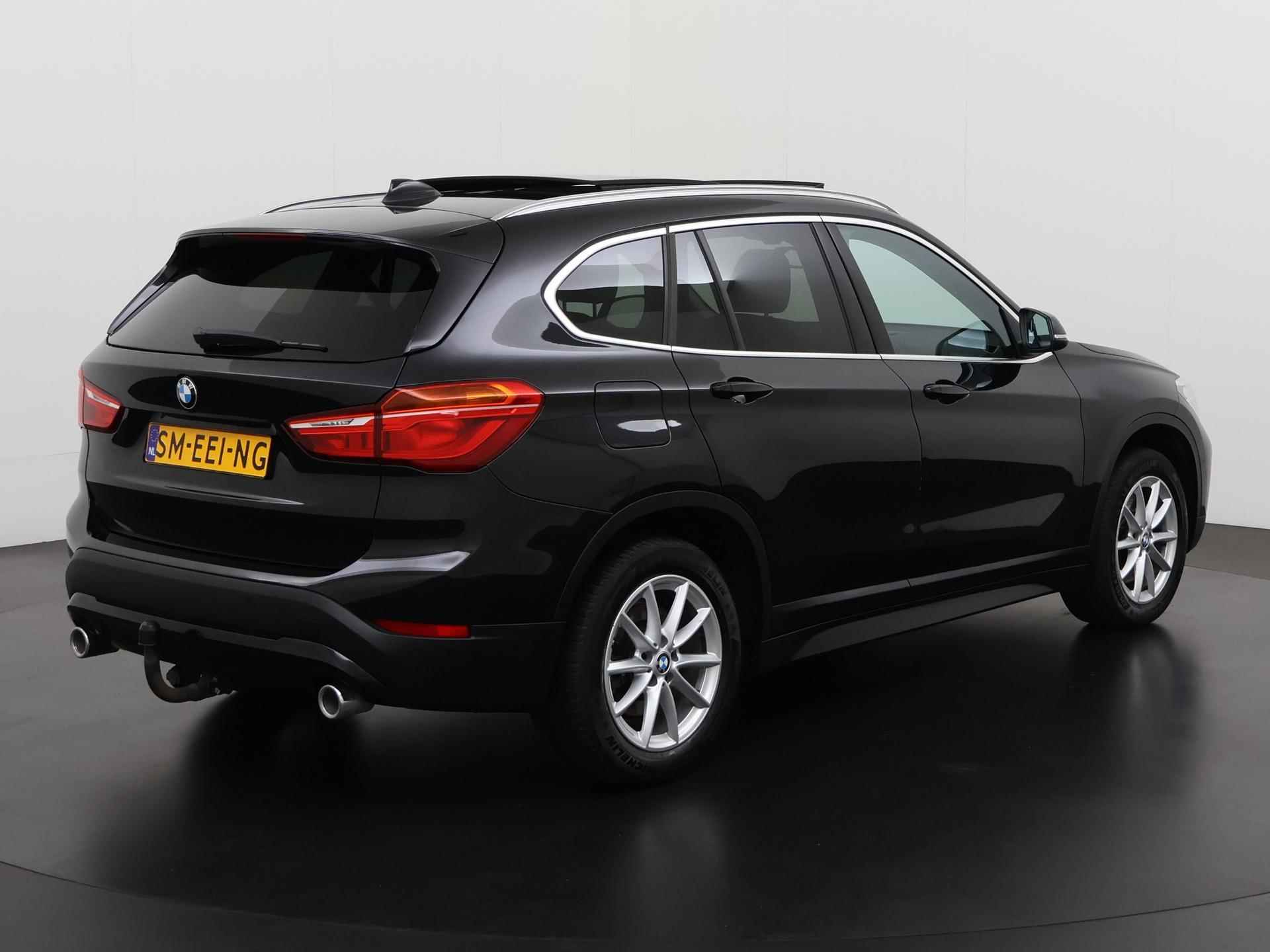 BMW X1 sDrive20i Executive | Trekhaak | Panoramadak | Leder | Elek achterklep | Zondag Open! - 4/37