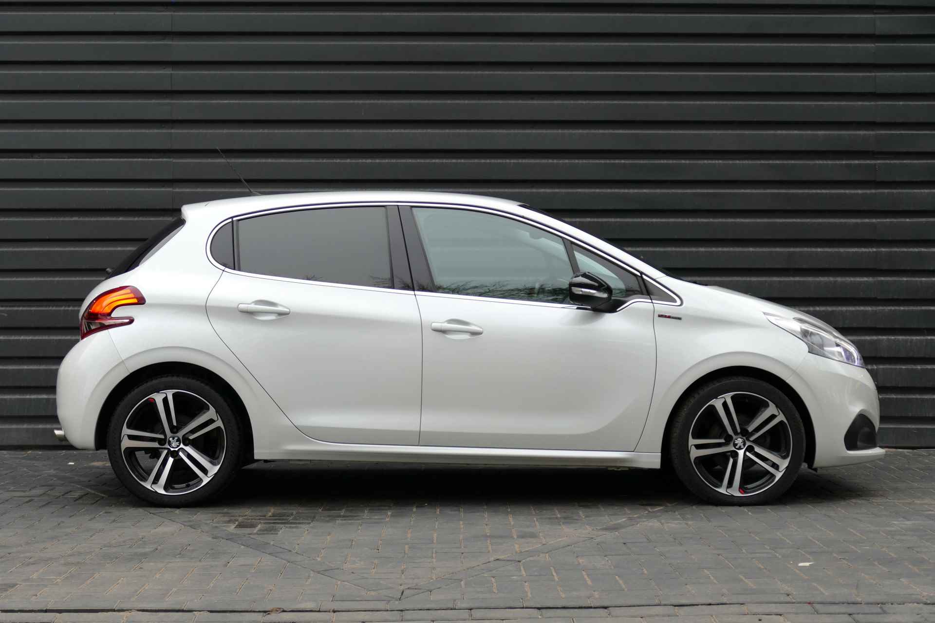 Peugeot 208 1.2 PURETECH 110PK 5-DRS GT-LINE / NAVI / LED / CLIMA / PDC / CAMERA / 17" LMV / CRUISECONTROL / BLUETOOTH / 2E EIGENAAR / - 2/21