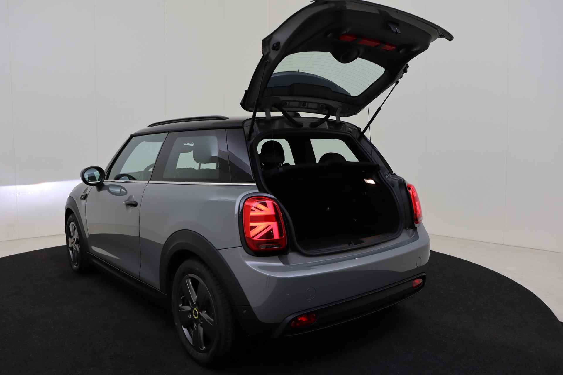 MINI Electric Essential / Premium Pakket / Sportstoelen / LED / Stoelverwarming / Cruise Control / Verwarmd Stuurwiel - 45/55