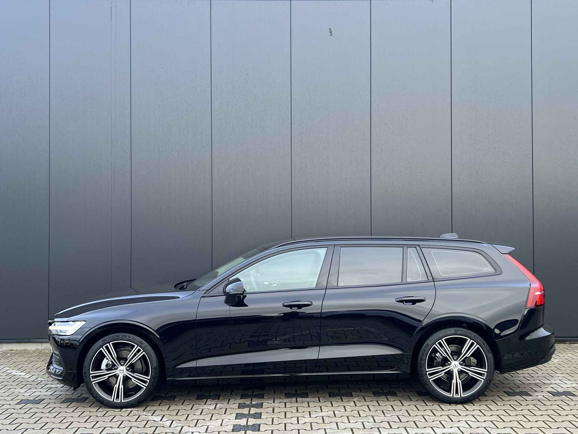 Volvo V60 2.0 B3 Essential Edition | Adaptive Cruise | Black Edition | Verwarmde Stoelen / Stuurwiel | LED Koplampen | Camera | Sensoren V - 4/40