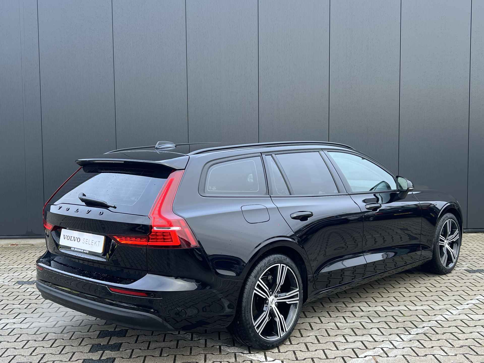 Volvo V60 2.0 B3 Essential Edition | Adaptive Cruise | Black Edition | Verwarmde Stoelen / Stuurwiel | LED Koplampen | Camera | Sensoren V - 5/40