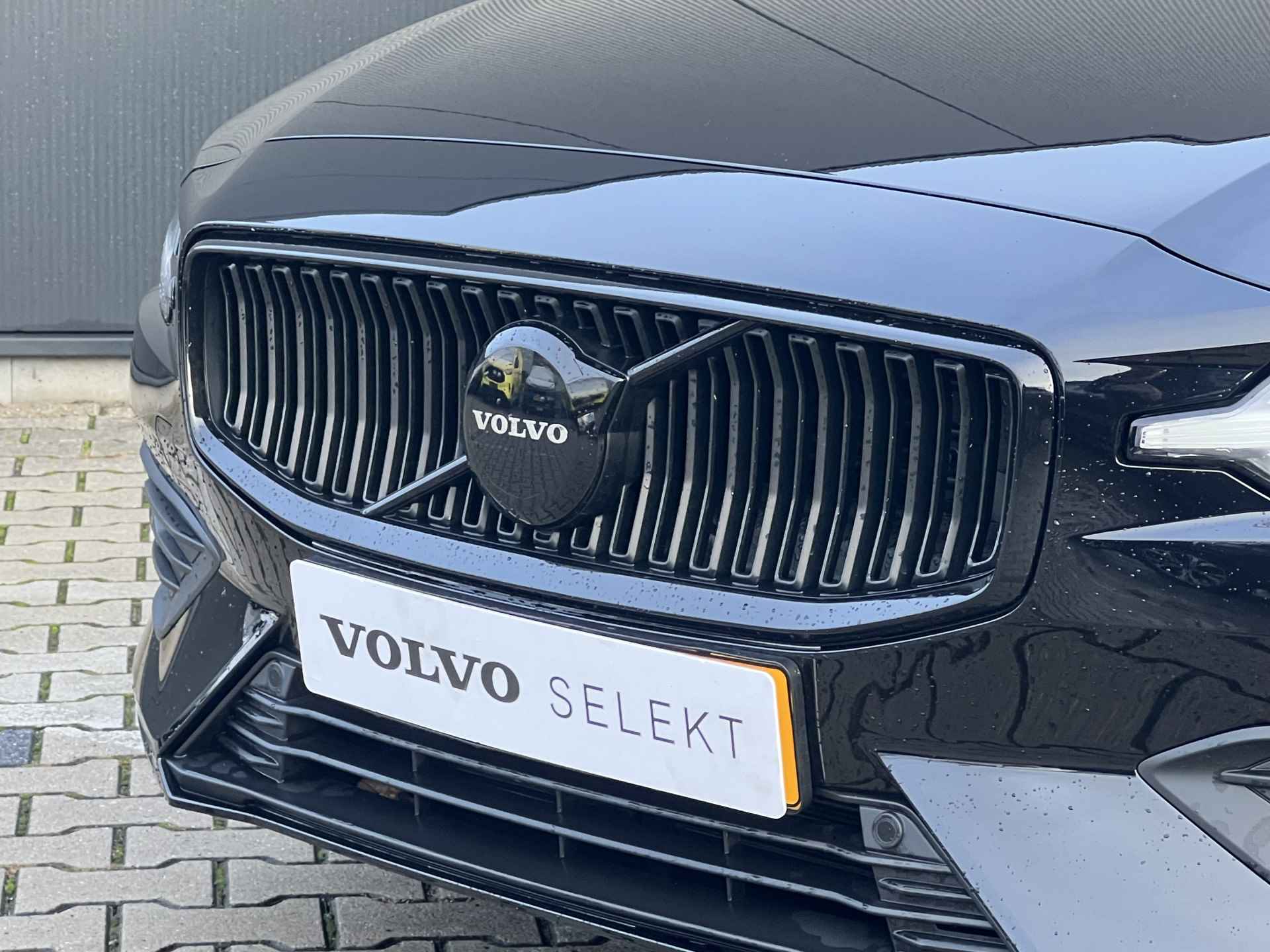 Volvo V60 2.0 B3 Essential Edition | Adaptive Cruise | Black Edition | Verwarmde Stoelen / Stuurwiel | LED Koplampen | Camera | Sensoren V - 24/40