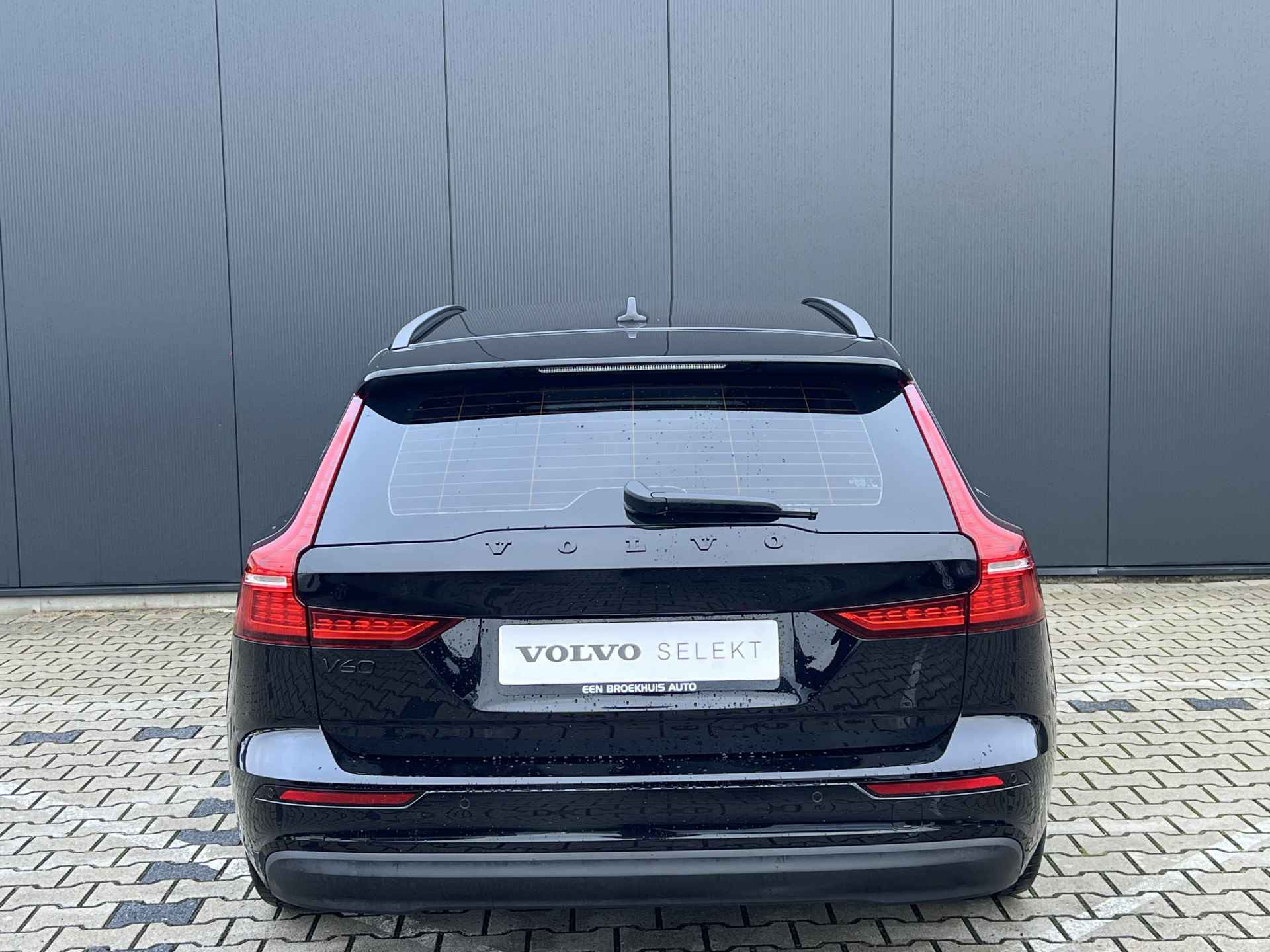 Volvo V60 2.0 B3 Essential Edition | Adaptive Cruise | Black Edition | Verwarmde Stoelen / Stuurwiel | LED Koplampen | Camera | Sensoren V - 27/40