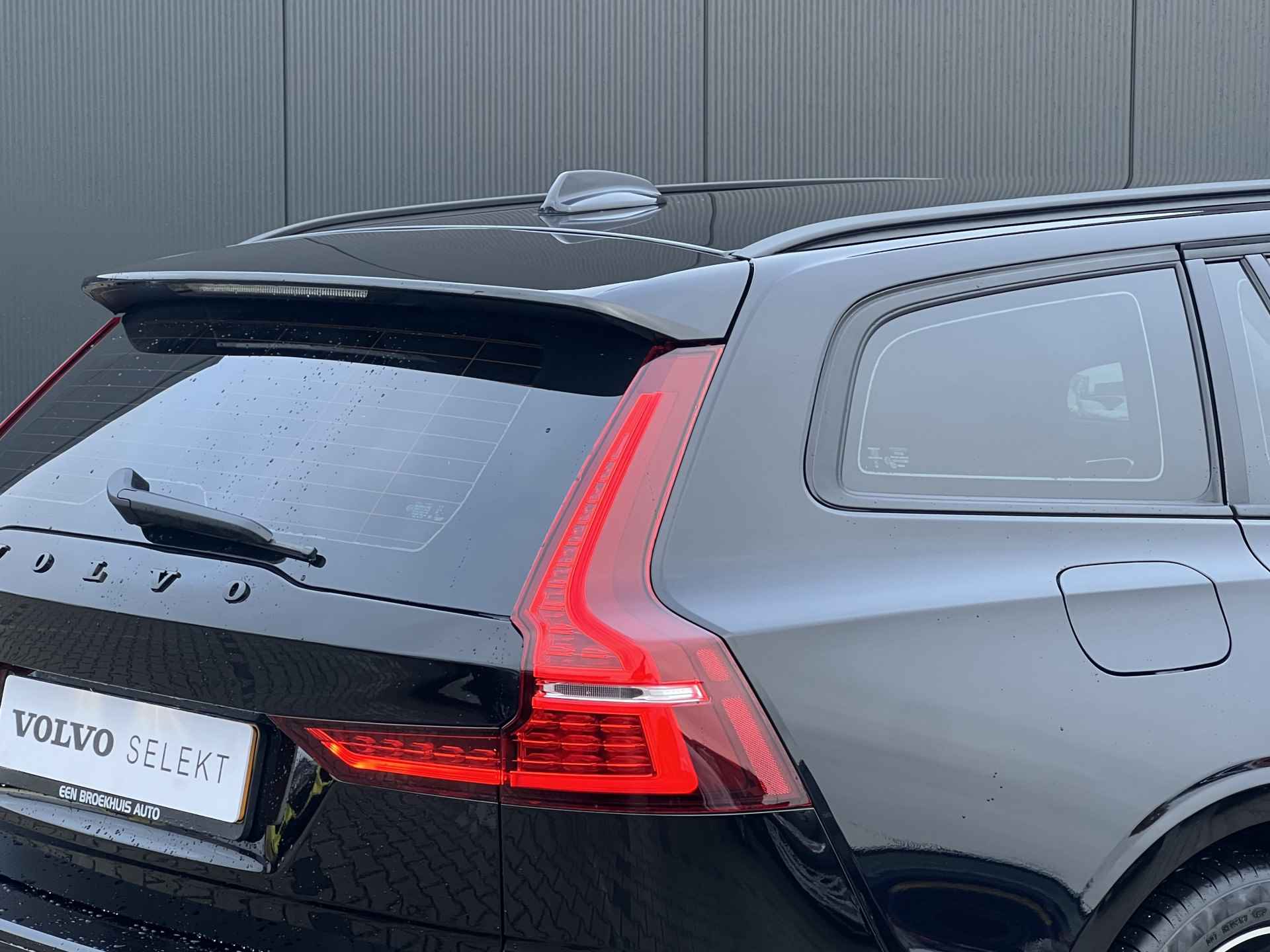 Volvo V60 2.0 B3 Essential Edition | Adaptive Cruise | Black Edition | Verwarmde Stoelen / Stuurwiel | LED Koplampen | Camera | Sensoren V - 29/40