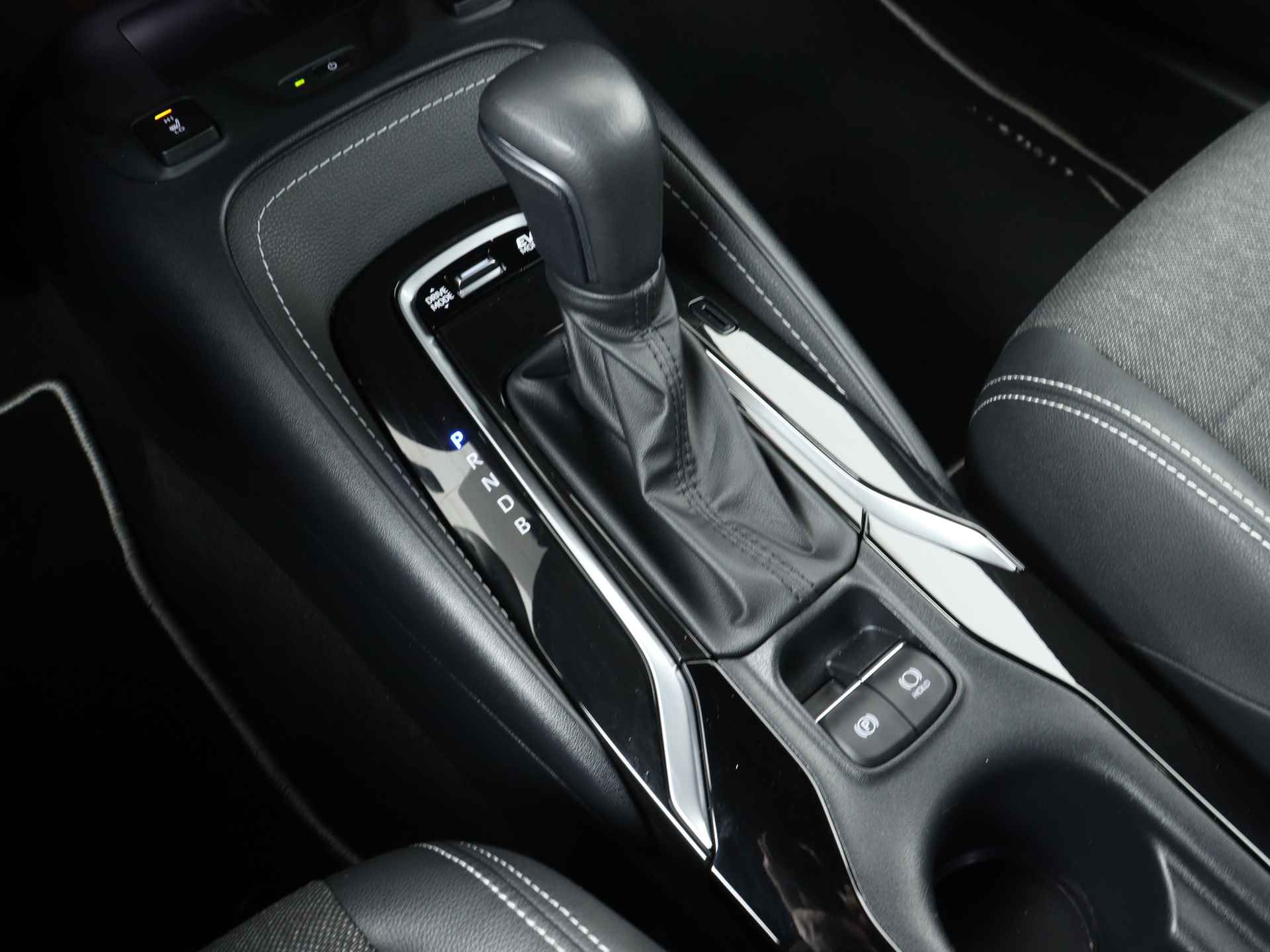 Toyota Corolla Touring Sports 1.8 Hybrid First Edition | Stoelverwarming | Parkeersensoren | Navigatie | Elektrisch bedienbare achterklep | - 13/46