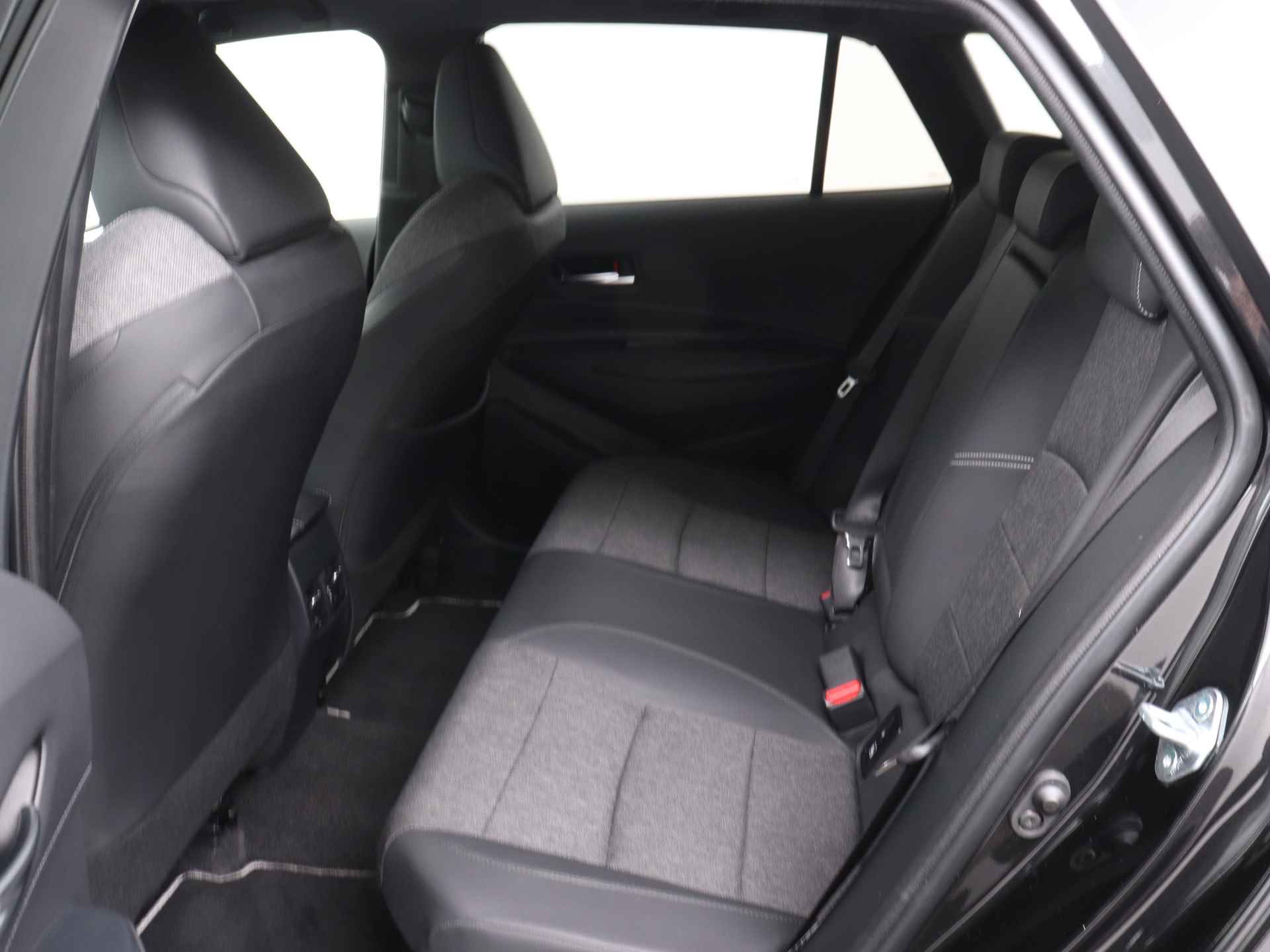 Toyota Corolla Touring Sports 1.8 Hybrid First Edition | Stoelverwarming | Parkeersensoren | Navigatie | Elektrisch bedienbare achterklep | - 21/46