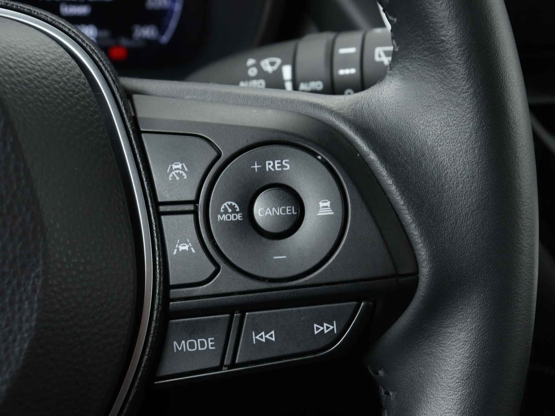 Toyota Corolla Touring Sports 1.8 Hybrid First Edition | Stoelverwarming | Parkeersensoren | Navigatie | Elektrisch bedienbare achterklep | - 26/46