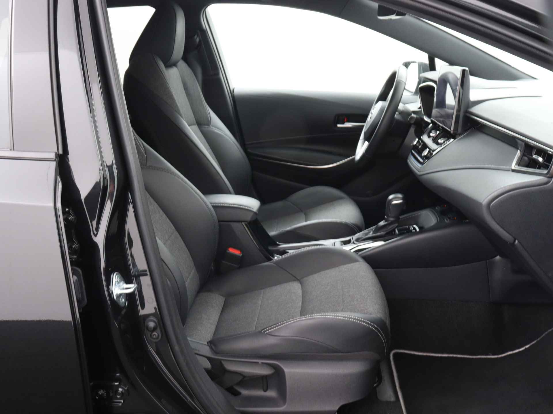 Toyota Corolla Touring Sports 1.8 Hybrid First Edition | Stoelverwarming | Parkeersensoren | Navigatie | Elektrisch bedienbare achterklep | - 31/46