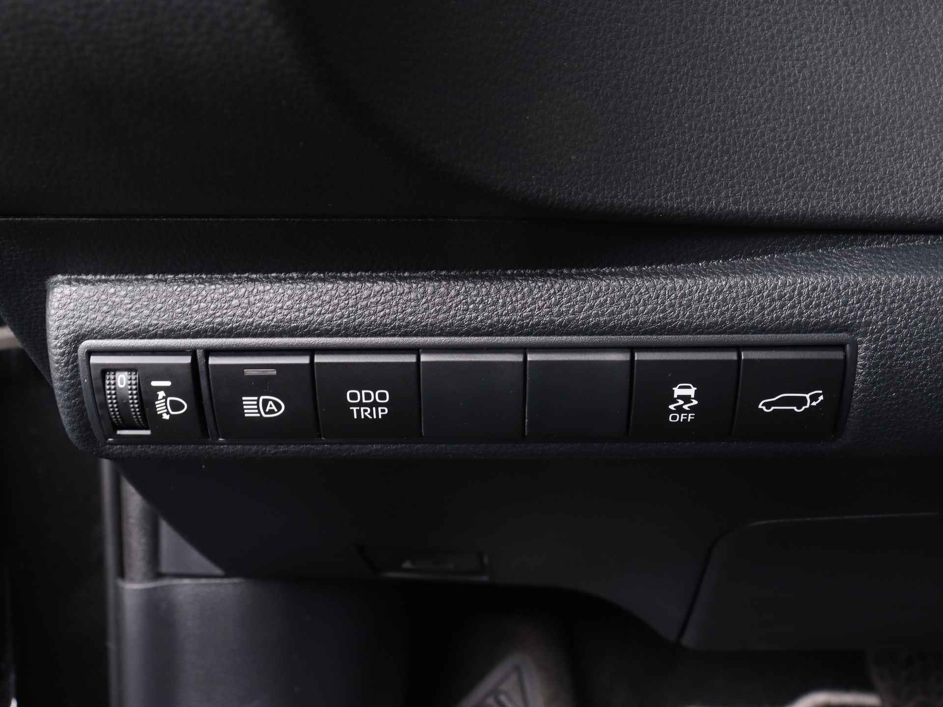 Toyota Corolla Touring Sports 1.8 Hybrid First Edition | Stoelverwarming | Parkeersensoren | Navigatie | Elektrisch bedienbare achterklep | - 34/46