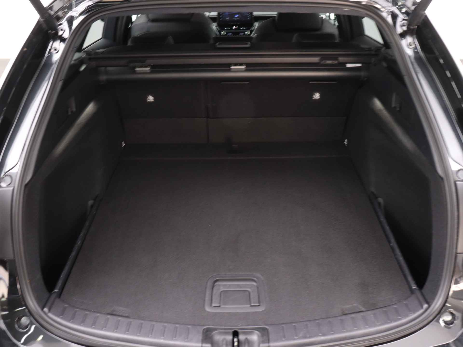 Toyota Corolla Touring Sports 1.8 Hybrid First Edition | Stoelverwarming | Parkeersensoren | Navigatie | Elektrisch bedienbare achterklep | - 37/46