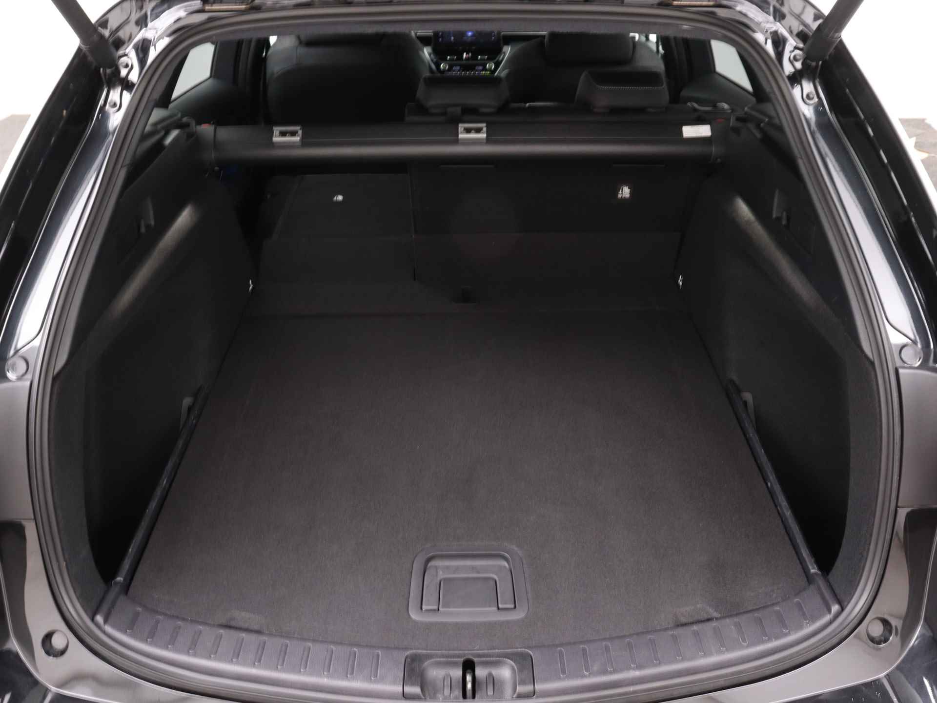 Toyota Corolla Touring Sports 1.8 Hybrid First Edition | Stoelverwarming | Parkeersensoren | Navigatie | Elektrisch bedienbare achterklep | - 38/46