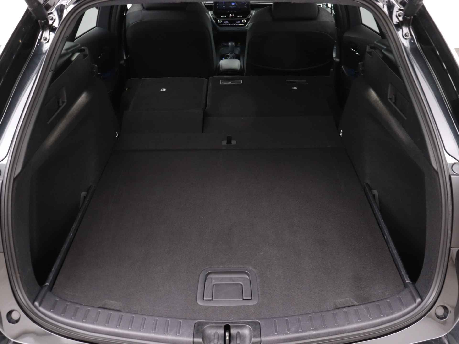 Toyota Corolla Touring Sports 1.8 Hybrid First Edition | Stoelverwarming | Parkeersensoren | Navigatie | Elektrisch bedienbare achterklep | - 39/46