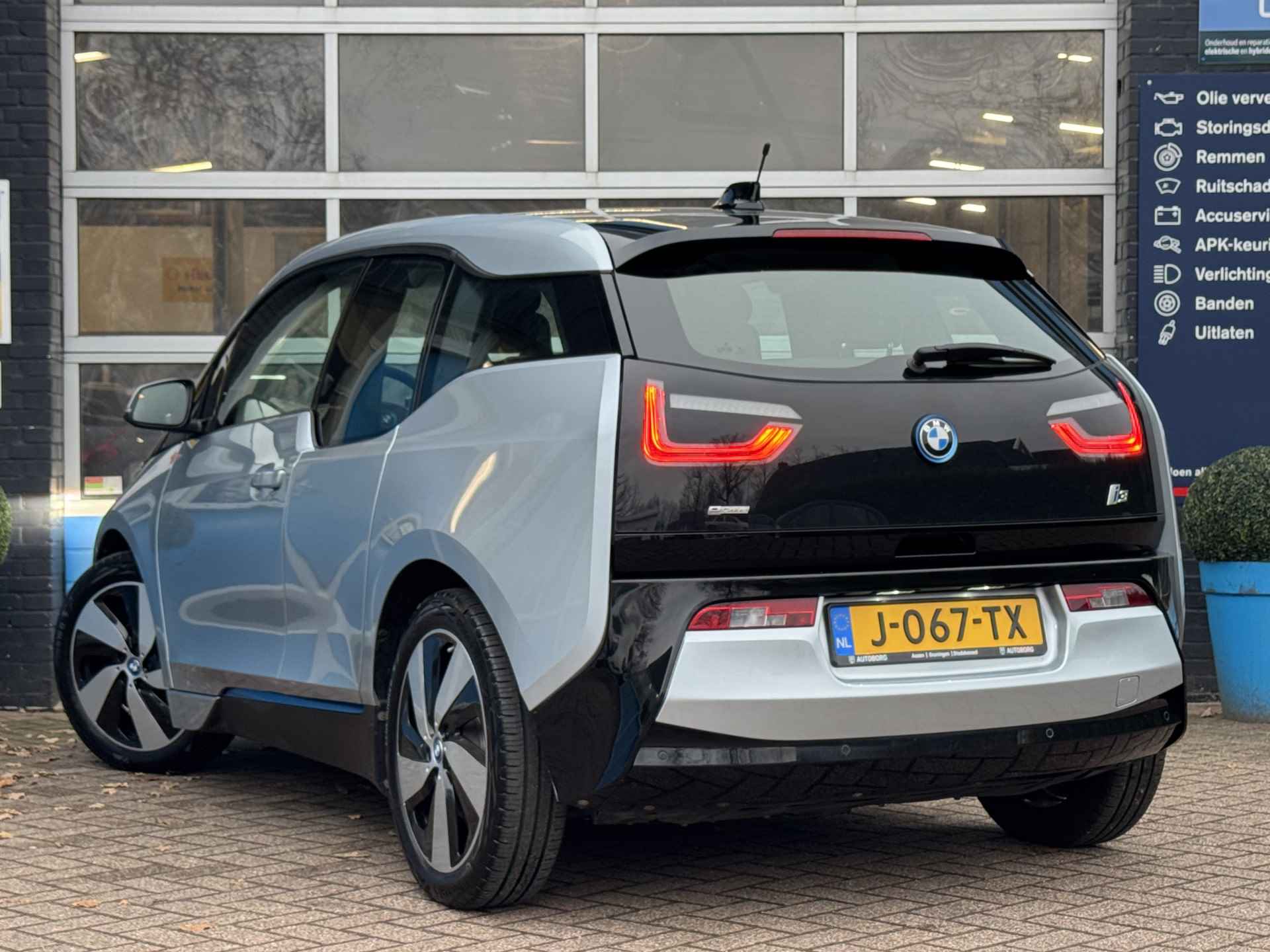 BMW i3 Basis iPerformance 22 kWh | Panoramadak | Apple Carplay | Rijklaar + 12 Maand BOVAG Garantie - 4/50